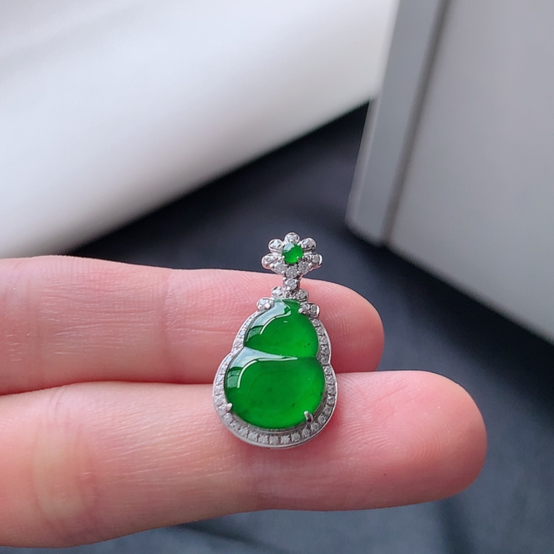 满绿葫芦吊坠。色阳色艳，种老无裂细腻，佩戴优雅时尚 货号84512，23.4-12.6-4.9