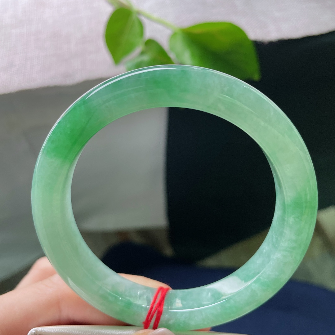 60.2/11.1/7.8绿底正圈，大圈口，把连绵不绝的山峰藏进袖口，绿意盎然，无裂，ss53110