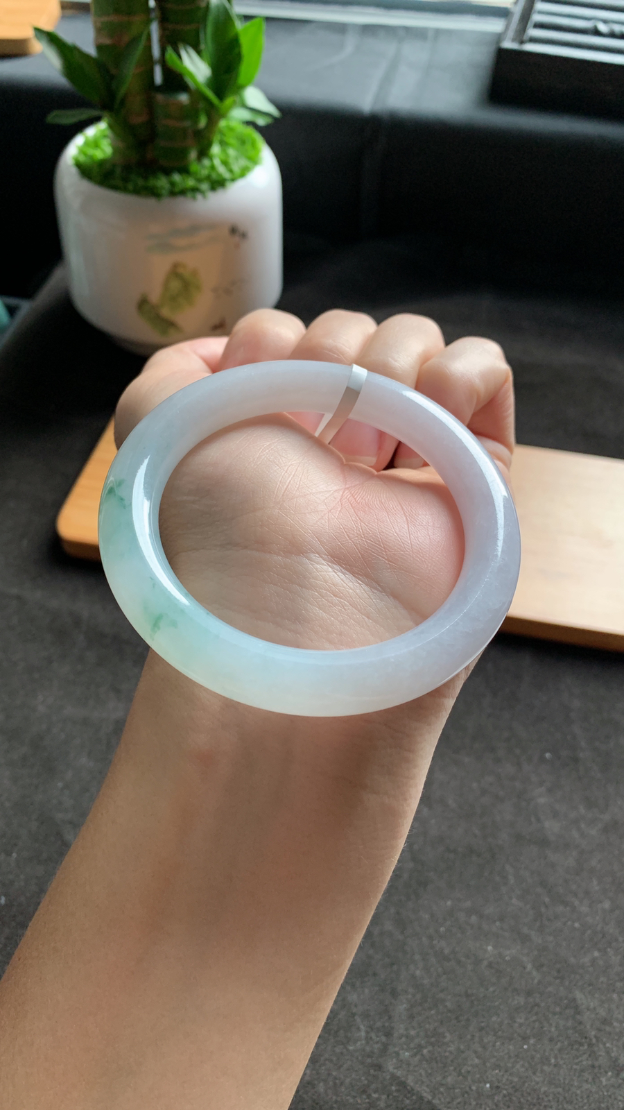 56圈口 天然A货翡翠飘花圆条手镯 料子细腻 花色好看