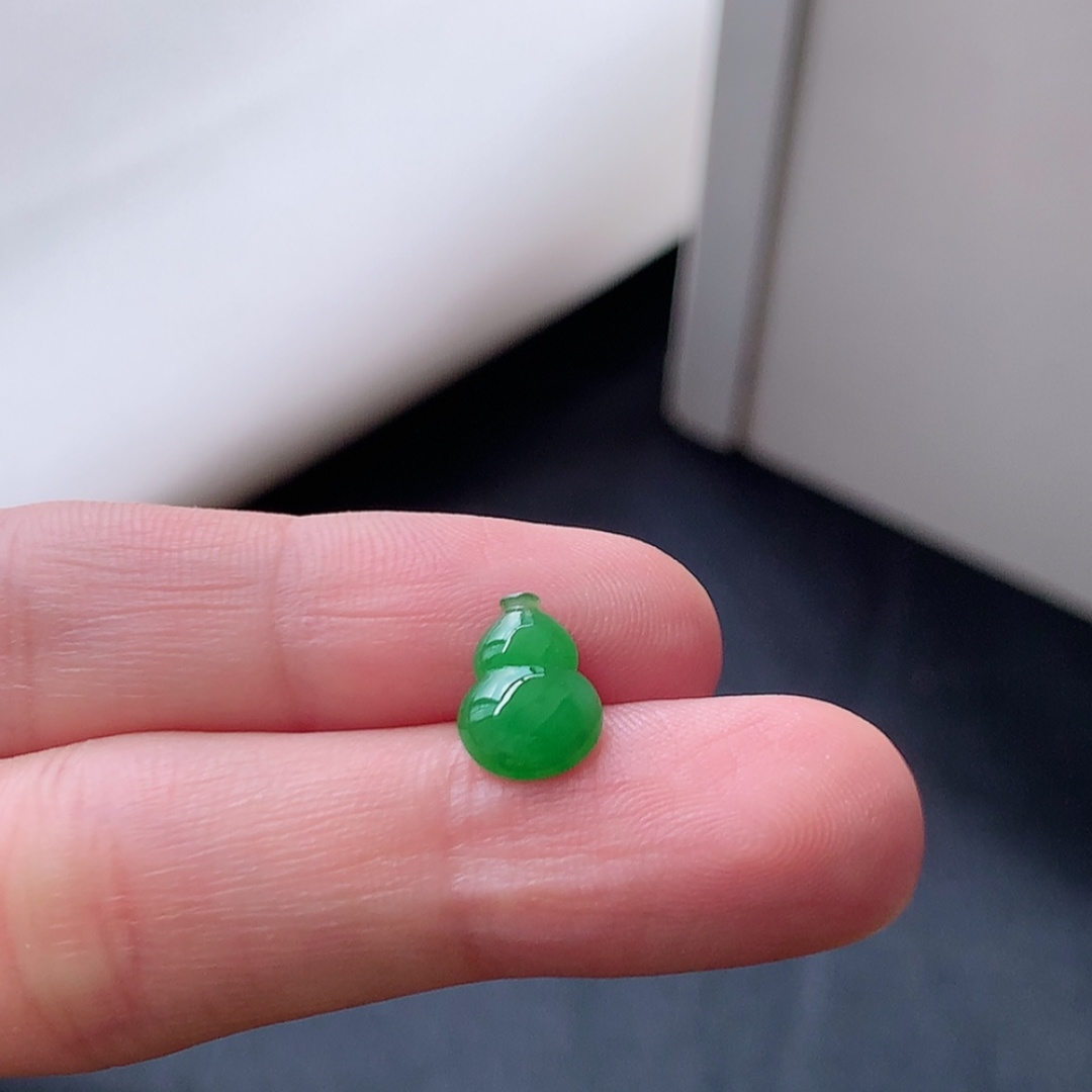 冰阳绿葫芦挂件 色阳色艳，种老无裂细腻，佩戴优雅时尚 货号27513，10-7.4-2.5
