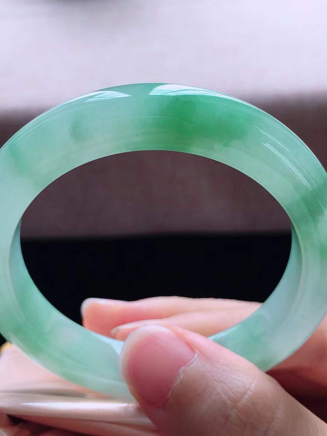 【翡翠名称】老种冰飘花50正圈口手镯
【翡翠尺寸】50*10.6*8.8mm适合49-51正圈口佩戴
【翡翠描述】宝贝种老水足，玉质细腻，色泽靓丽，性价比高，佩戴效果好！
【其它赠送】权威证书/精美挂绳盒子/支持全国复检