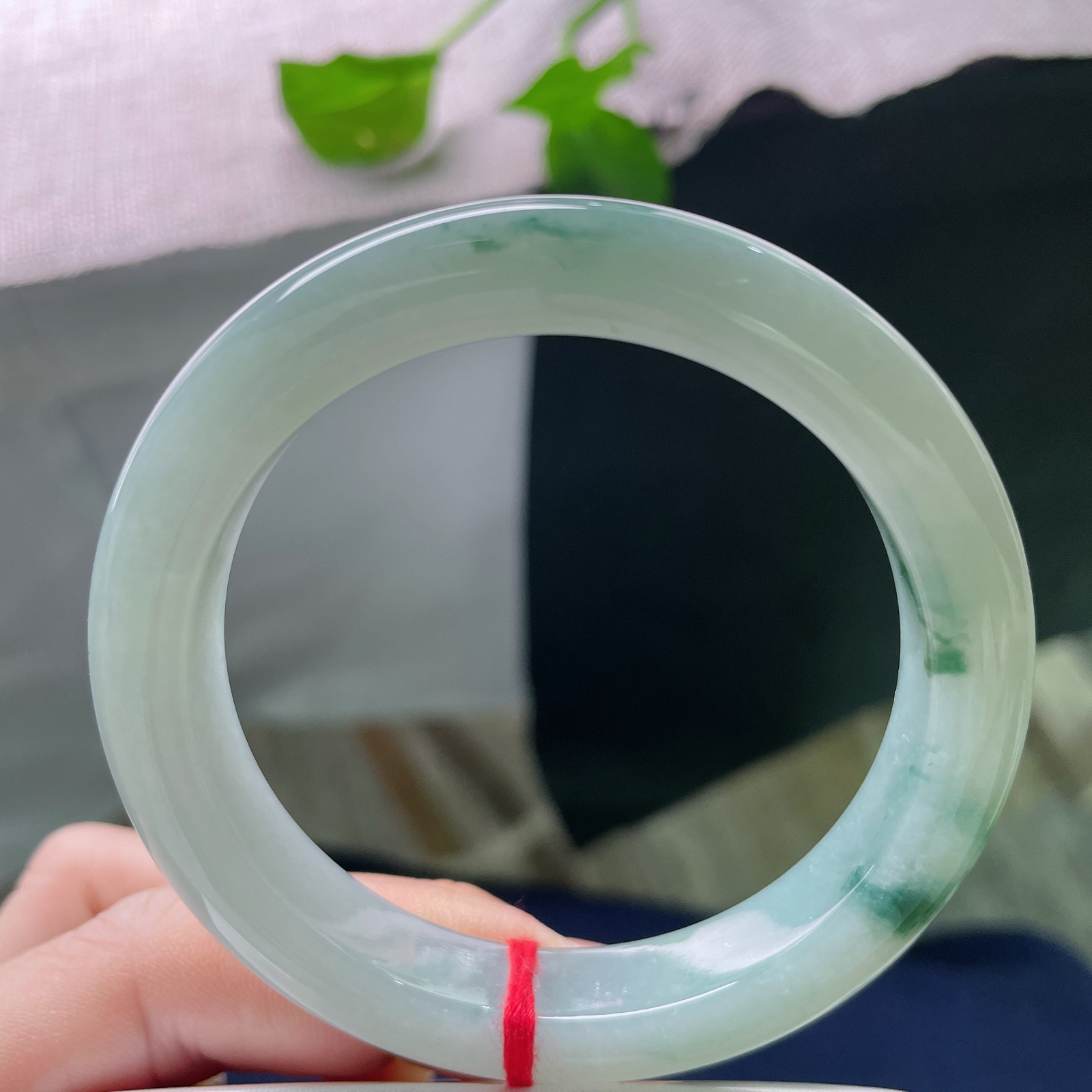 55/10.9/8.7飘花正圈，水头好，如深海游鱼，灵动不死板，每一处的分布都是大自然的鬼斧神工。无裂，ss52427a..