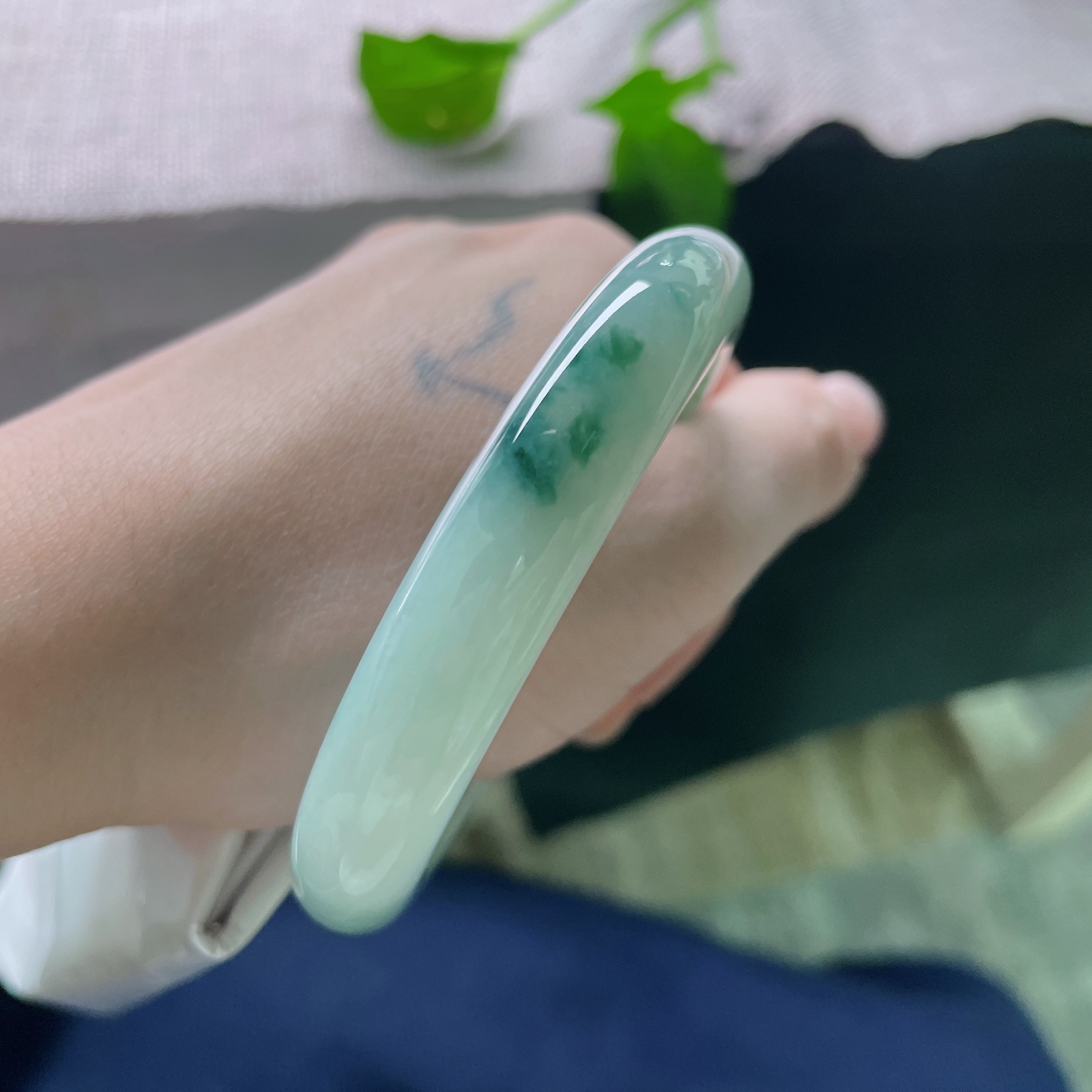 55/10.9/8.7飘花正圈，水头好，如深海游鱼，灵动不死板，每一处的分布都是大自然的鬼斧神工。无裂，ss52427a..