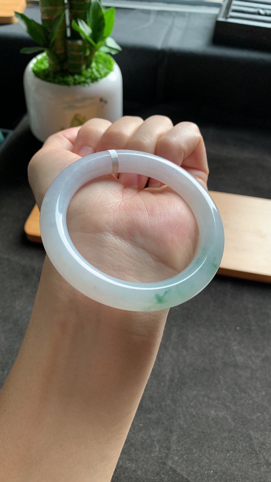 56圈口 天然A货翡翠飘花圆条手镯 料子细腻 花色好看