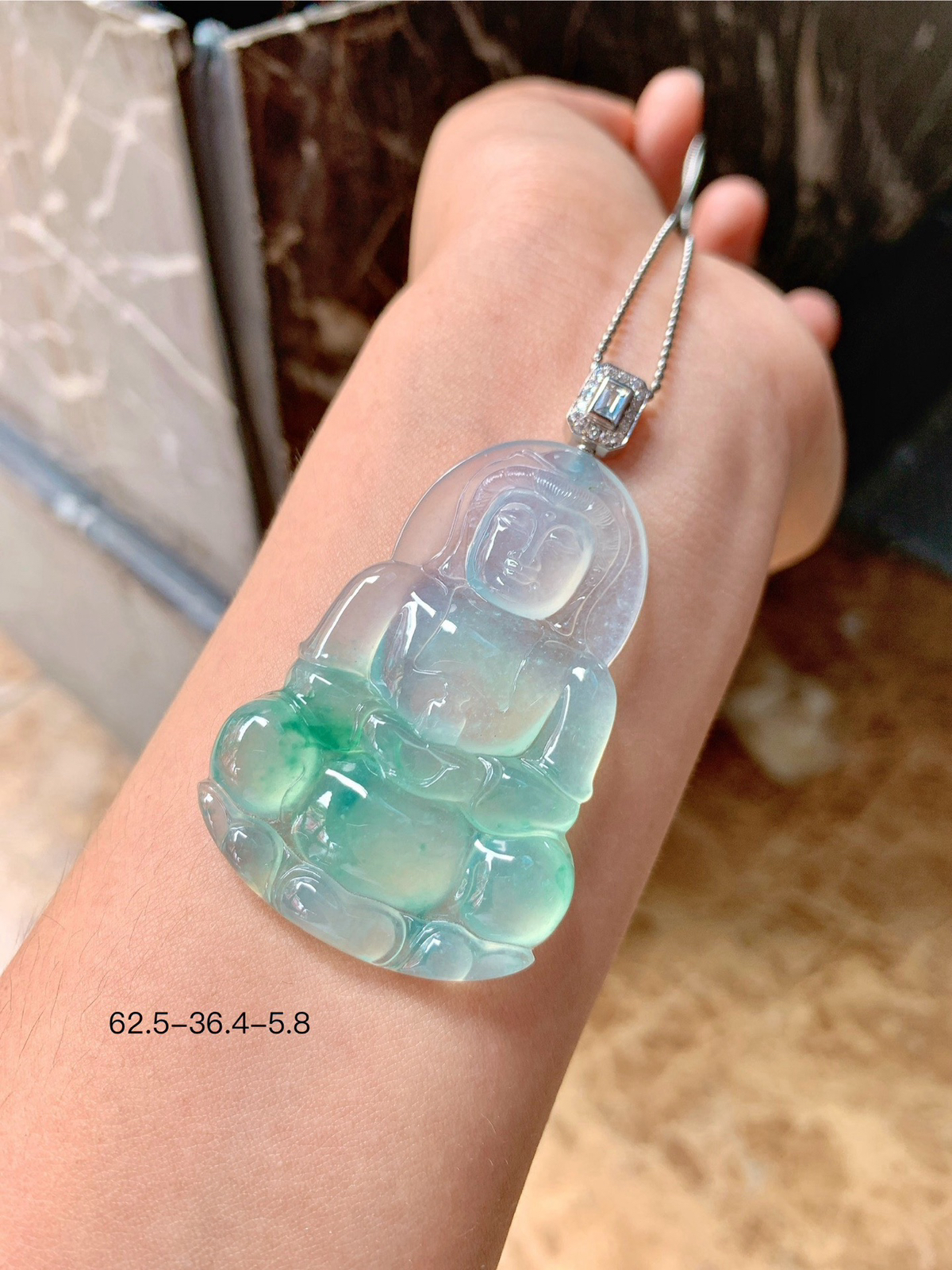 🤍18k金冰飘花·观音
冰底料雕琢大件观音，水头盈盈，莹光萦绕周身。
飘花仙气氤氲，尽揽东方水墨意