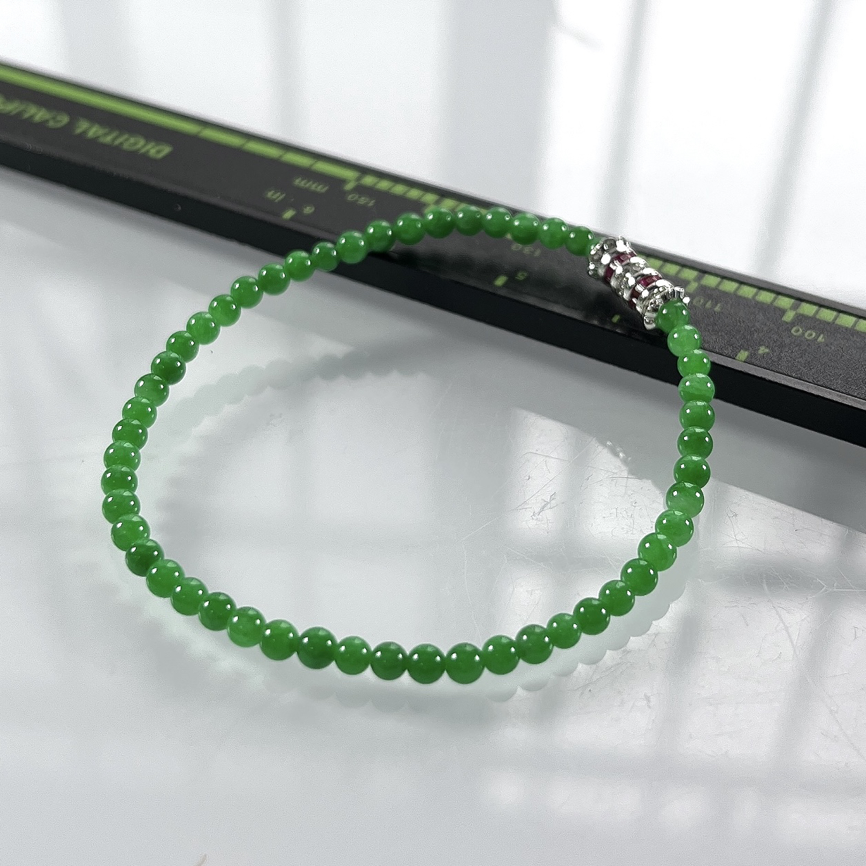 缅甸天然翡翠A货，卡3.2冰种阳绿小米珠手串手链，尺寸：3.2mm/52颗，长度165mm，重量：3.48g
