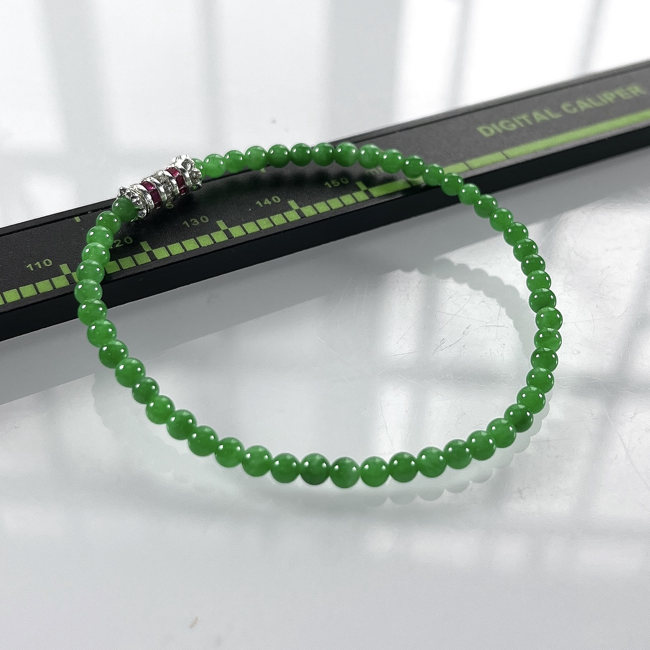 缅甸天然翡翠A货，卡3.2冰种阳绿小米珠手串手链，尺寸：3.2mm/52颗，长度165mm，重量：3.48g