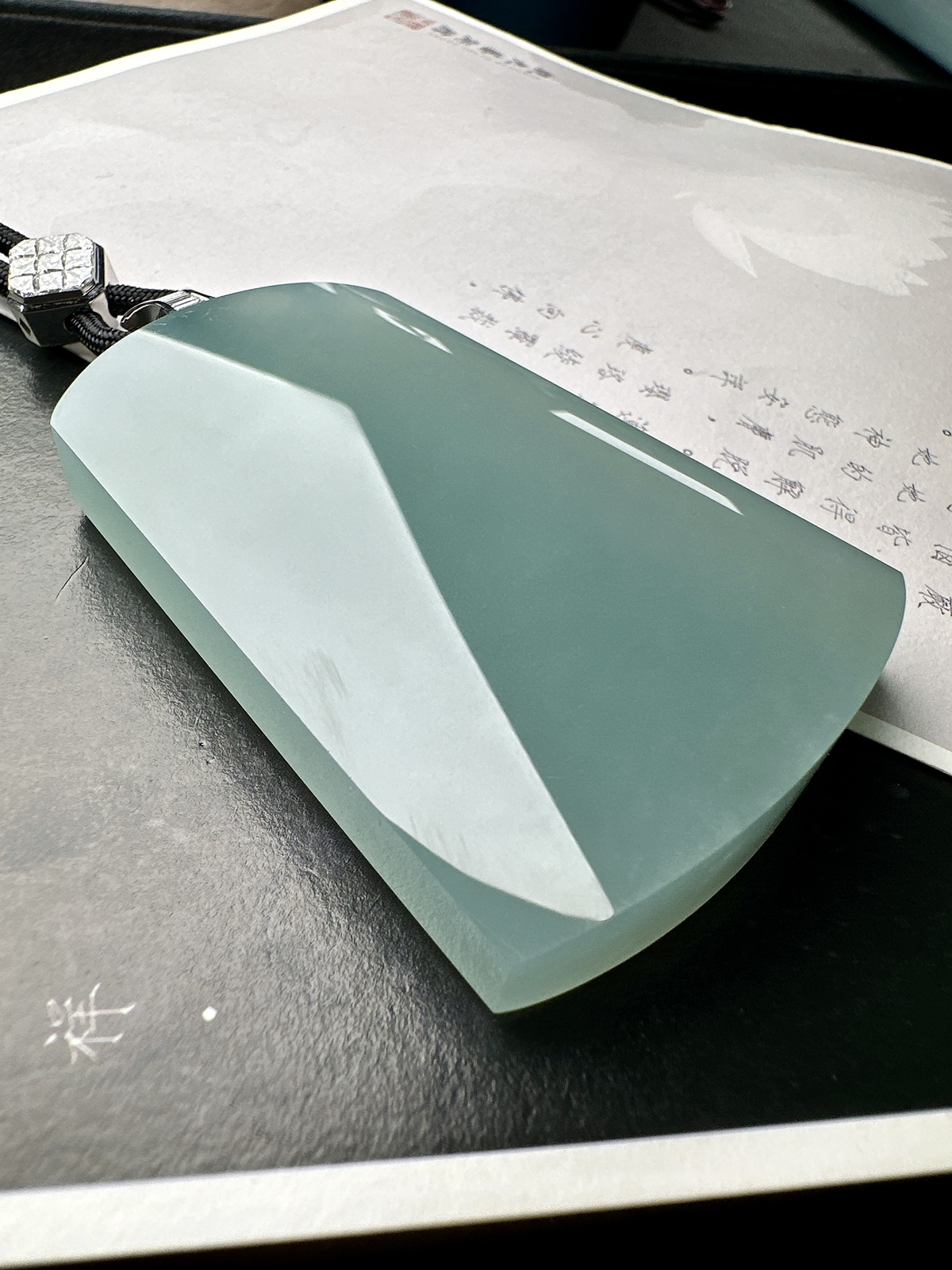 【冰糯种巨无霸天空蓝无事牌】质地非常细腻干净，冰润十足，种老冰透，收藏品质，18k金钻镶嵌，裸石尺寸70*46.6*12.1毫米