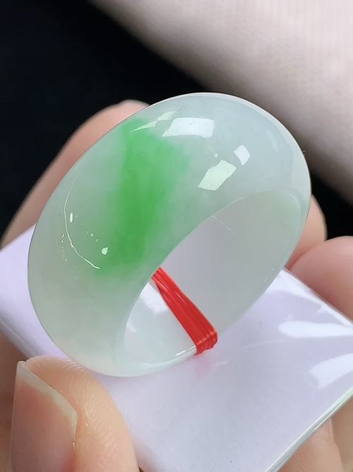 飘绿玉扳指，无裂，内径尺寸20.2-12.6-4.7mm，22号手寸，w15mhy
