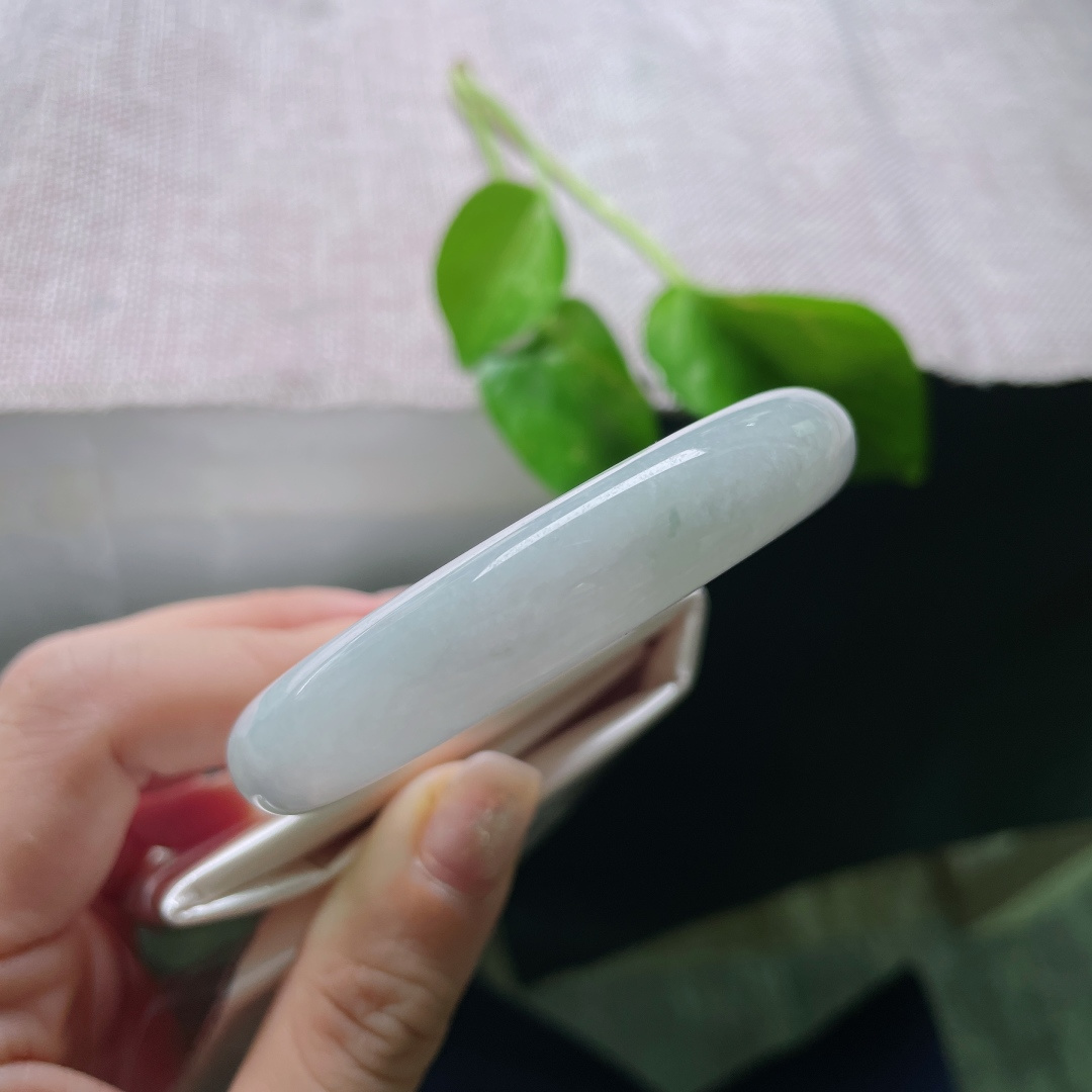 54/11.9/8.1，白底青正圈，水头好，一青二白，自带一种不事雕琢的清新感。有棉线，ss52338a