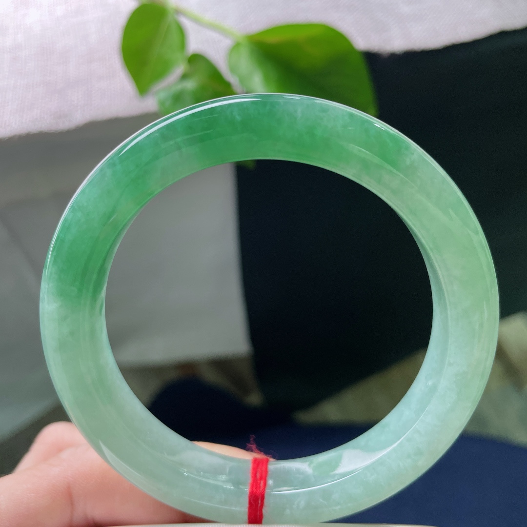 60.1/11.1/9.8，绿底正圈，大圈口，颜色由浅入深循序渐进，过渡自然，无裂，ss53118a