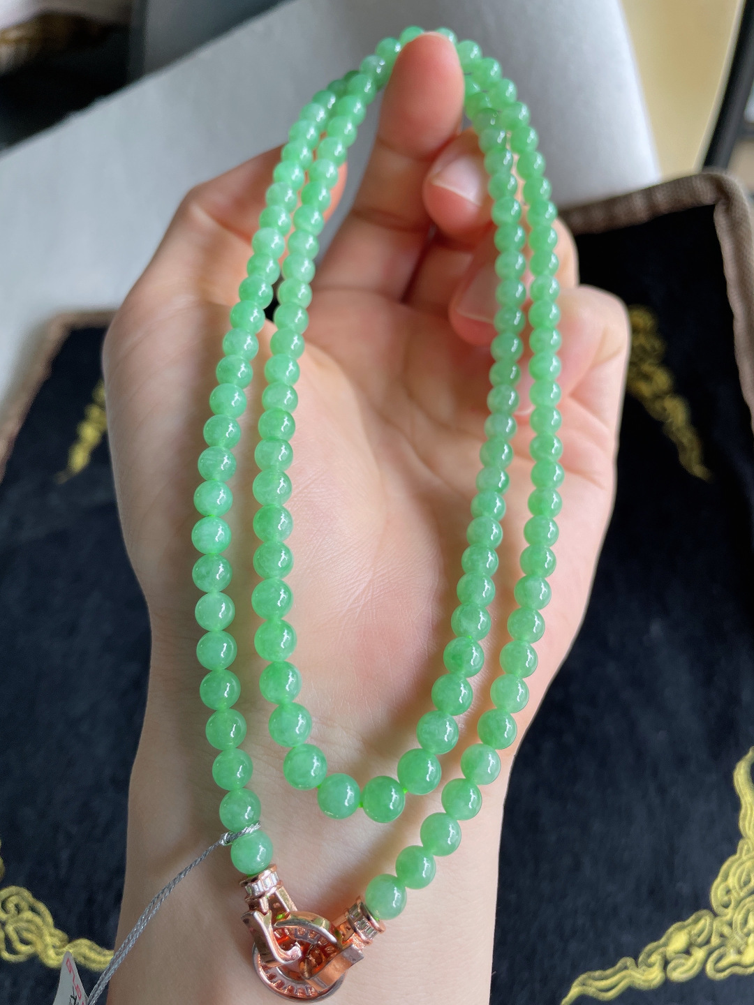 ️缅甸天然翡翠A货，冰满绿浅绿珠链，尺寸：5mm119颗。【编1543】