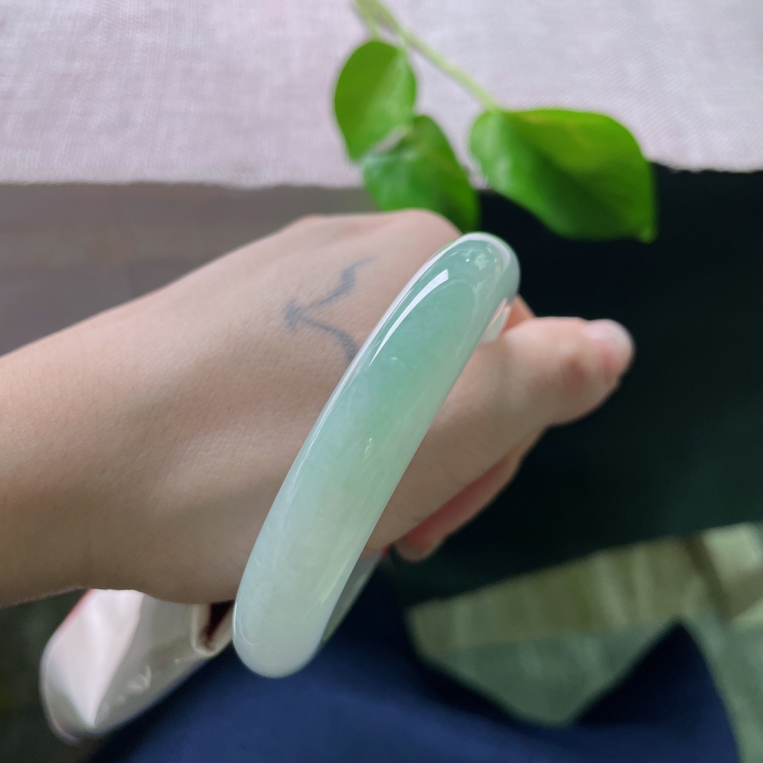 55.3/11.9/8.8，淡绿底正圈，温柔素雅，种老，钟灵毓秀，底子细腻，有纹，ss50065a