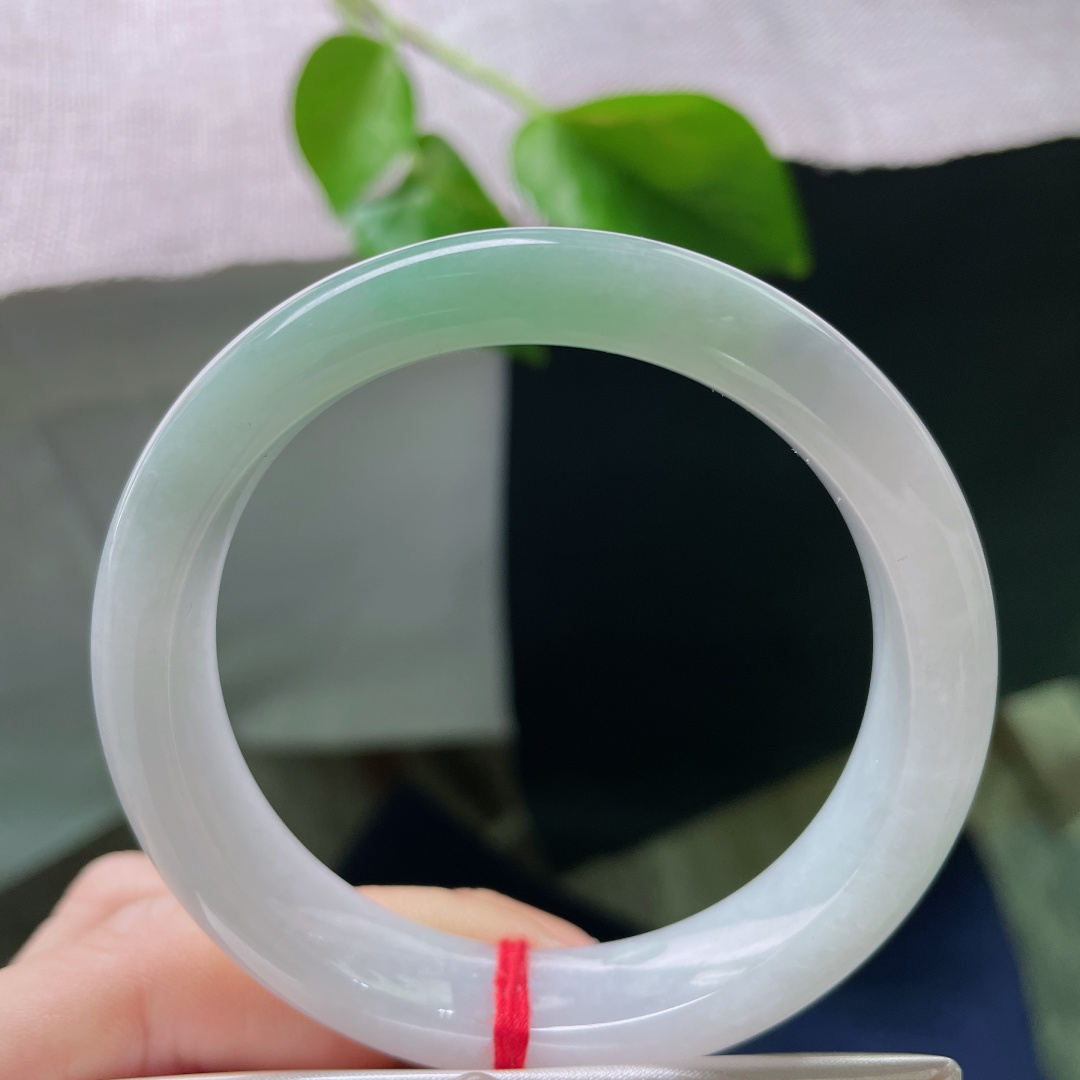 54/11.9/8.1，白底青正圈，水头好，一青二白，自带一种不事雕琢的清新感。有棉线，ss5233