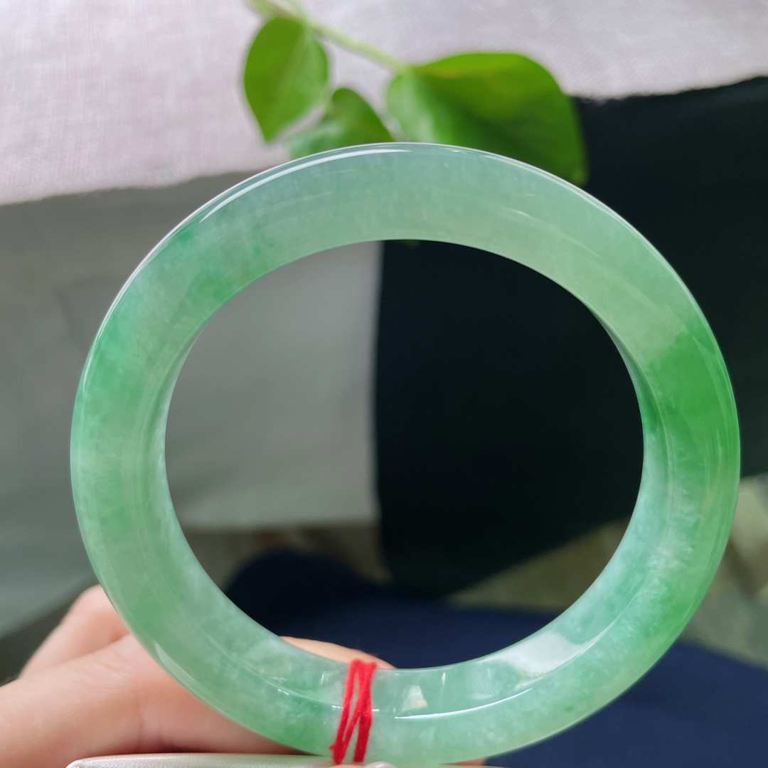 60.2/11.1/7.8绿底正圈，大圈口，把连绵不绝的山峰藏进袖口，绿意盎然，无裂，ss53110a