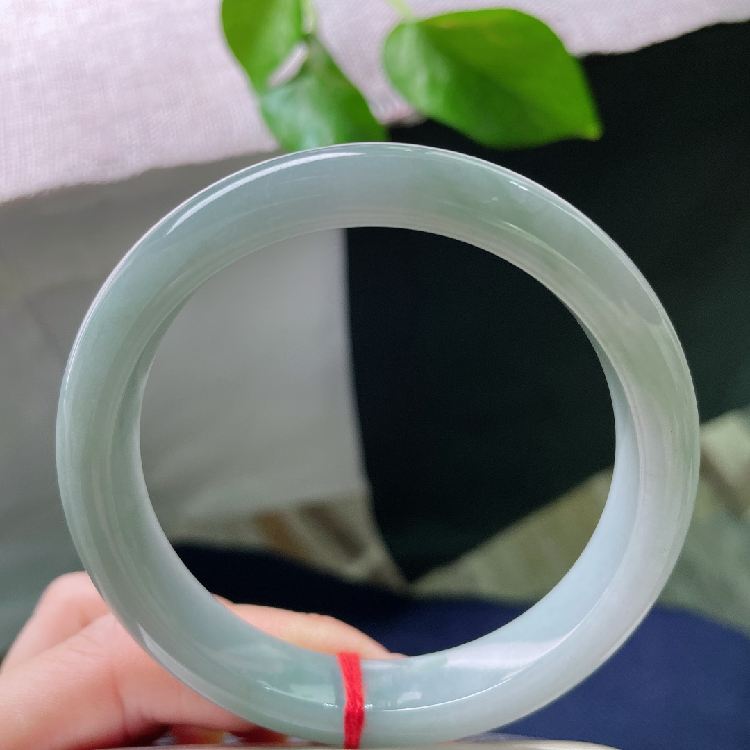 60.9/12.2/8.4油绿正圈，水润细腻，沉稳贵气，清雅苑苑，贵气，无裂，ss52130a
