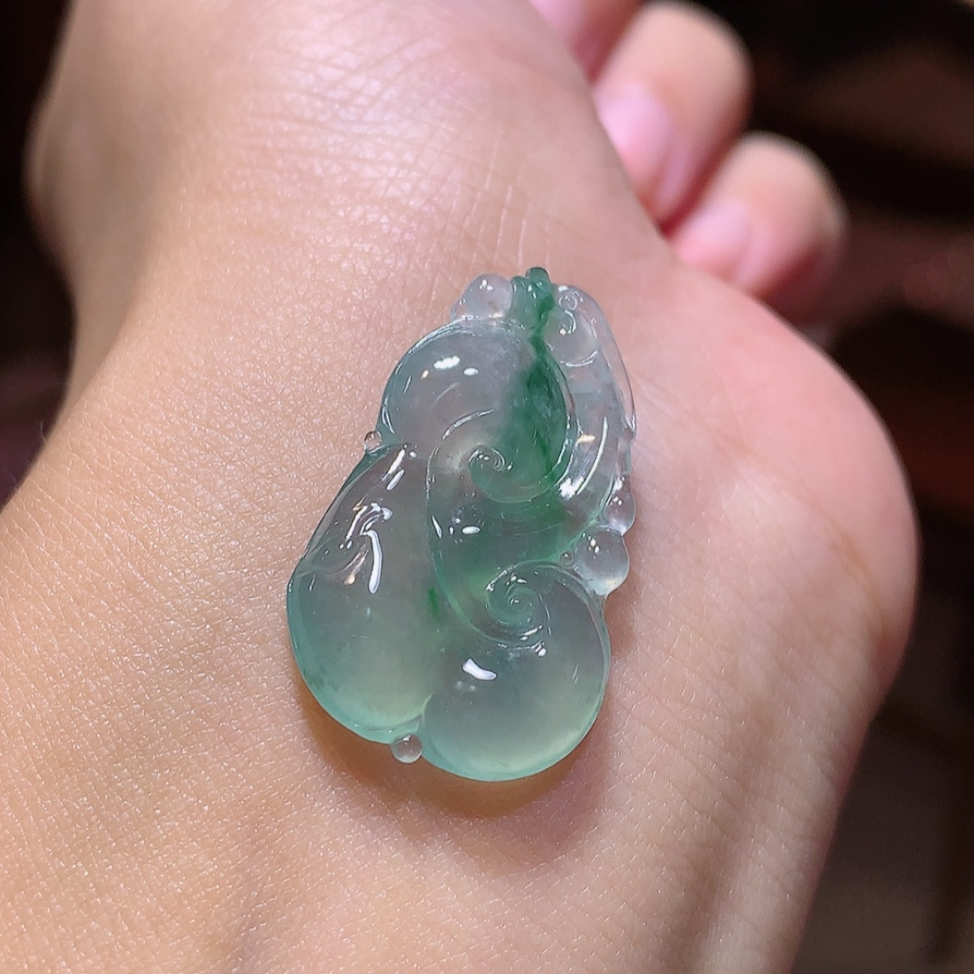  飘花如意挂件，品相饱满 水润十足 花色鲜甜 佩戴精致大方 货号38513，27.6-16.8-4.5