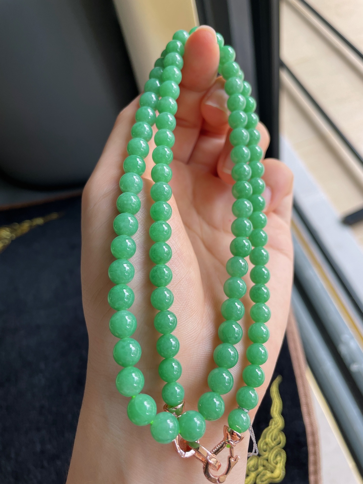 缅甸天然翡翠A货，冰满绿珠链，尺寸：6.4-6.8mm86颗。-1626