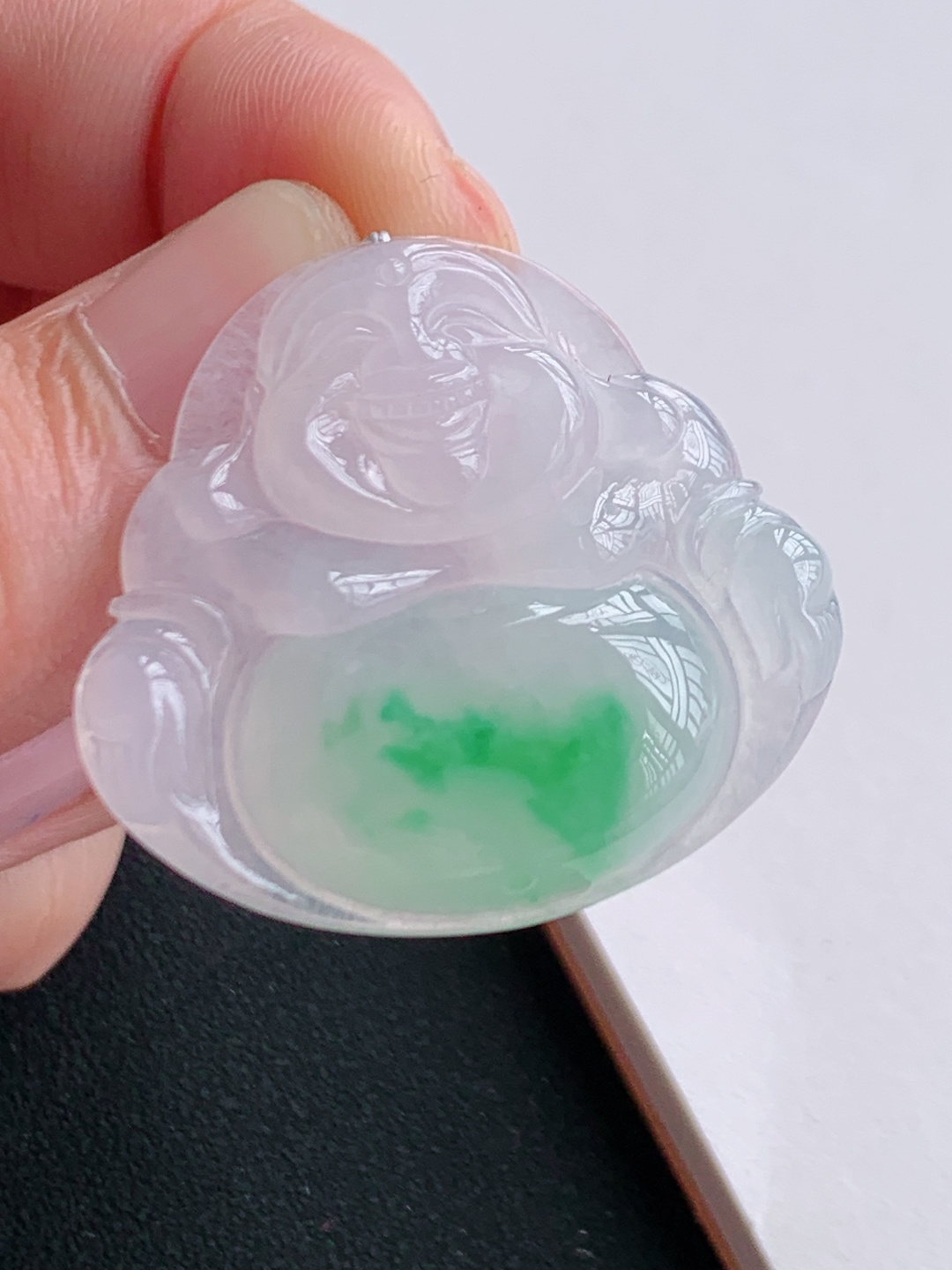 飘绿佛公吊坠，莹润起光，笑纳世间万般好运 裸石30.7-33.5-5.6 自然光拍摄 01051