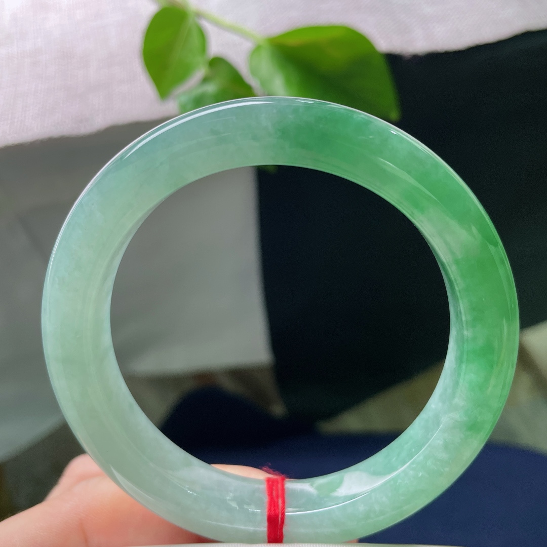 60.1/11.1/9.8，绿底正圈，大圈口，颜色由浅入深循序渐进，过渡自然，无裂，ss53118a