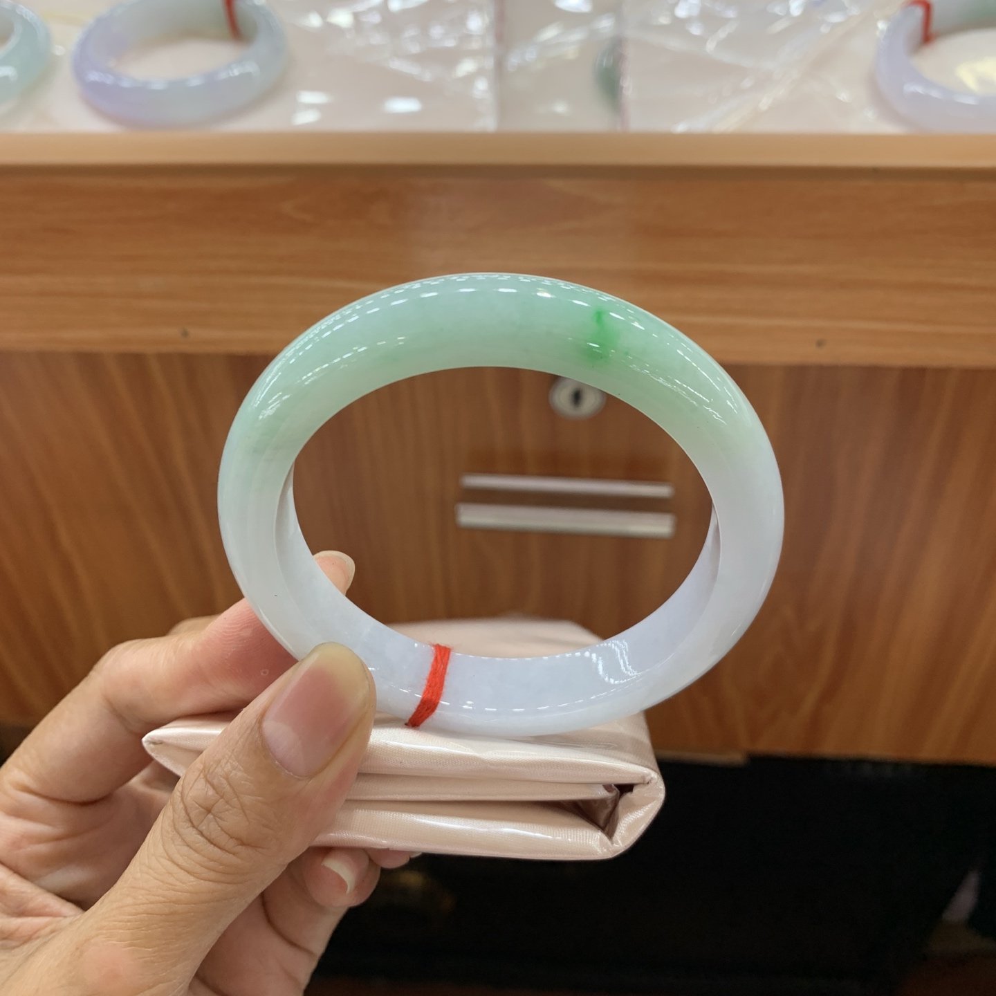 051411MMJ 飘绿正圈翡翠手镯 59.2-12-9