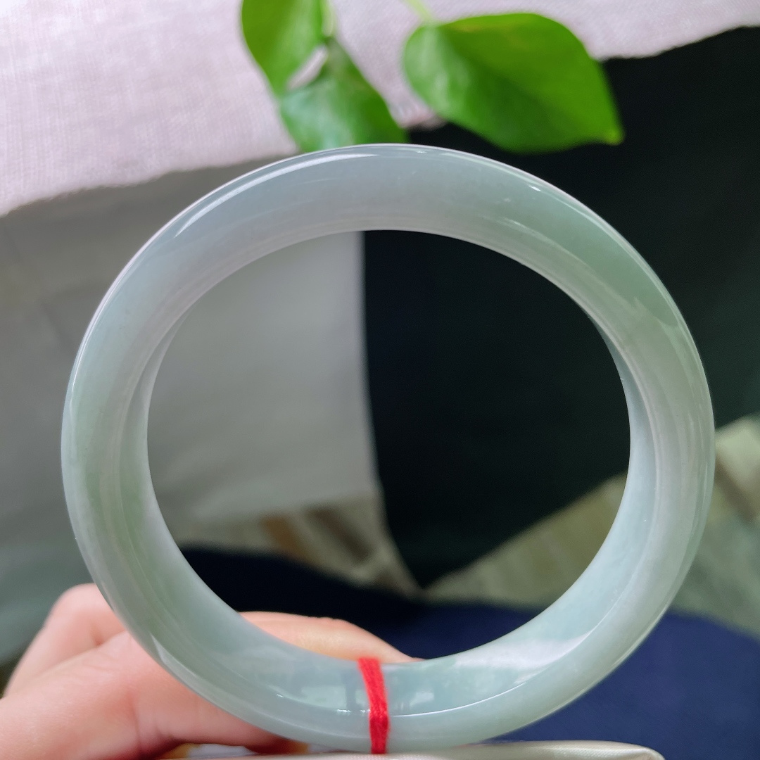60.9/12.2/8.4油绿正圈，水润细腻，沉稳贵气，清雅苑苑，贵气，无裂，ss52130a