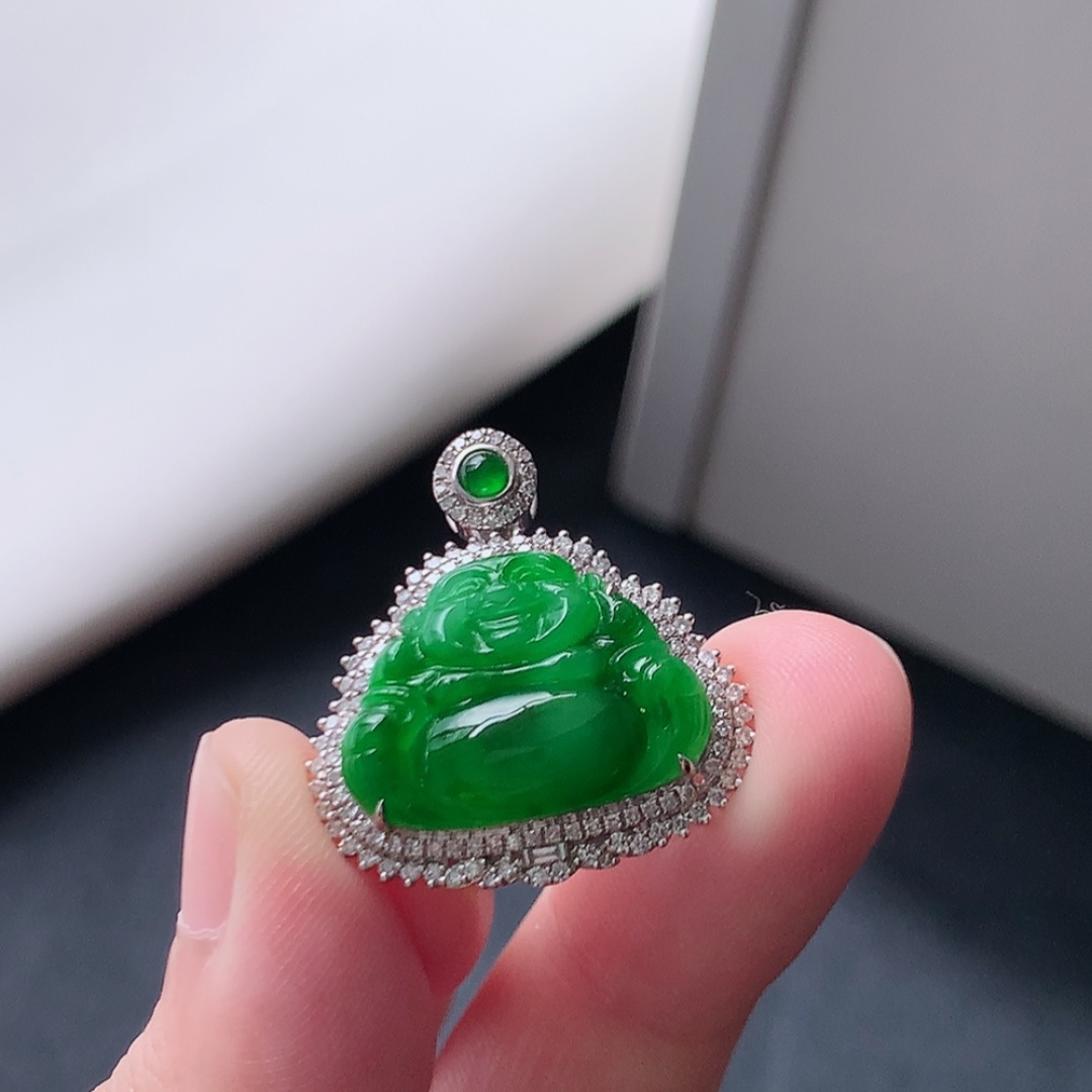 阳绿佛公吊坠。青翠明媚，种老饱满水润，佩戴优雅大方 货号28513，25.4-23.6-9.4