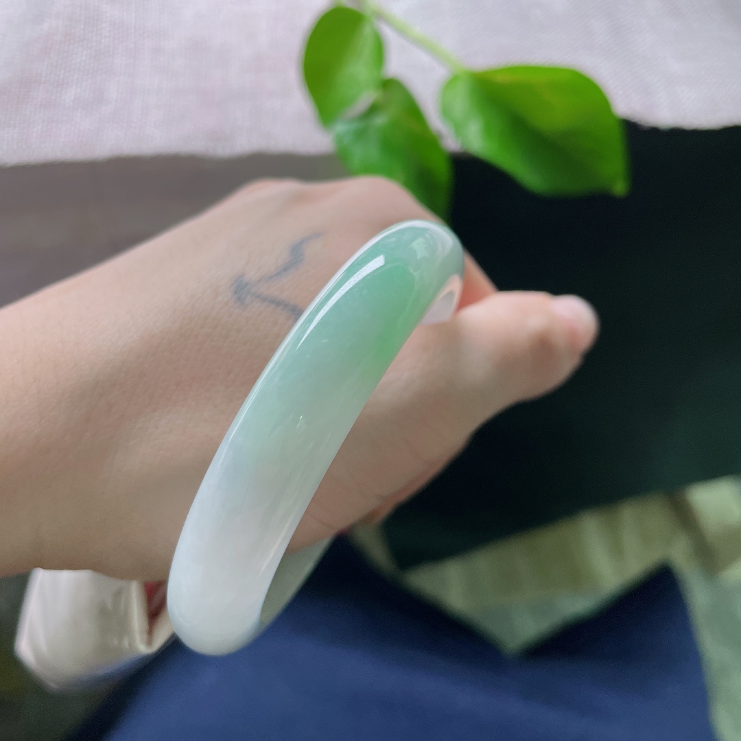 54/11.9/8.1，白底青正圈，水头好，一青二白，自带一种不事雕琢的清新感。有棉线，ss52338a
