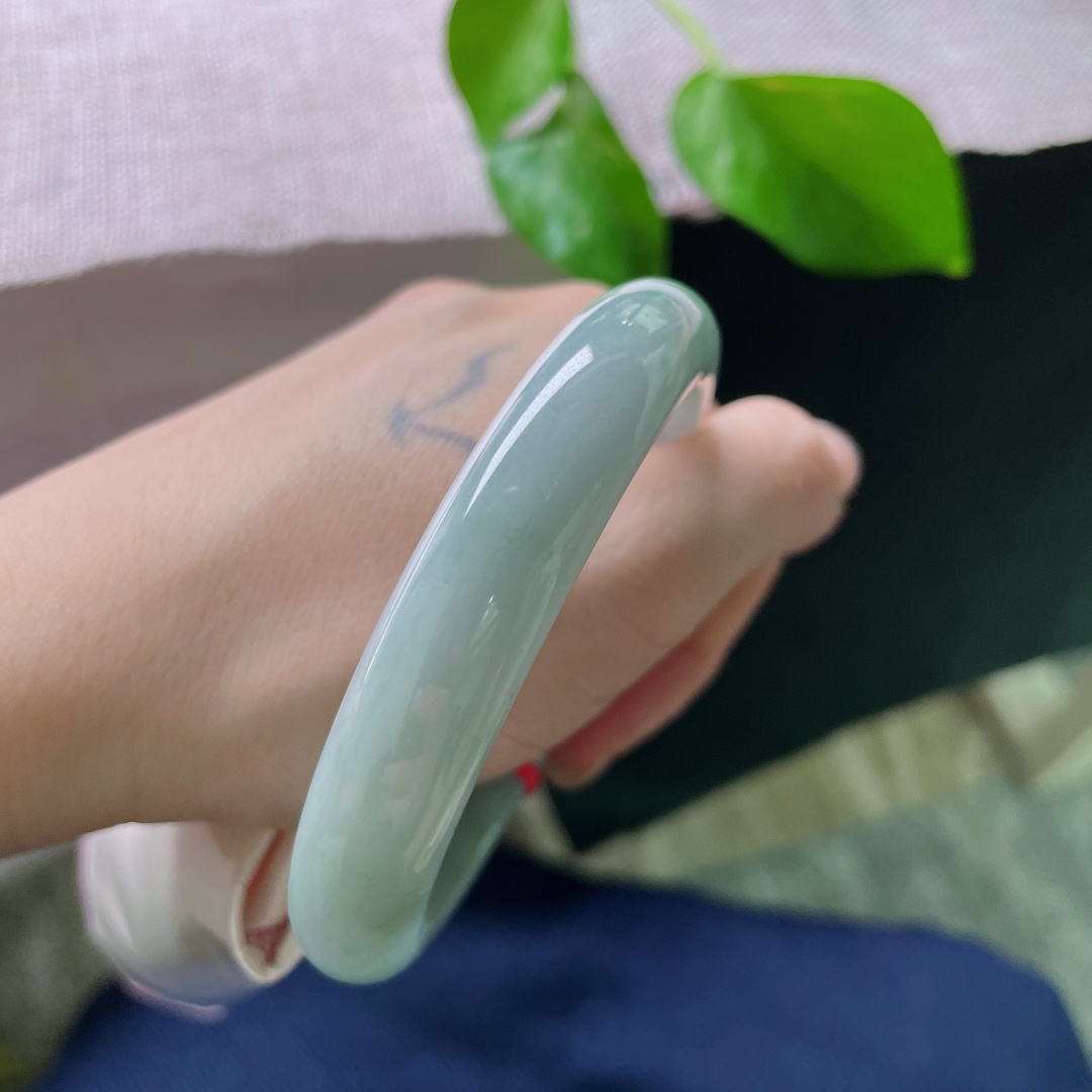 60.9/12.2/8.4油绿正圈，水润细腻，沉稳贵气，清雅苑苑，贵气，无裂，ss52130a