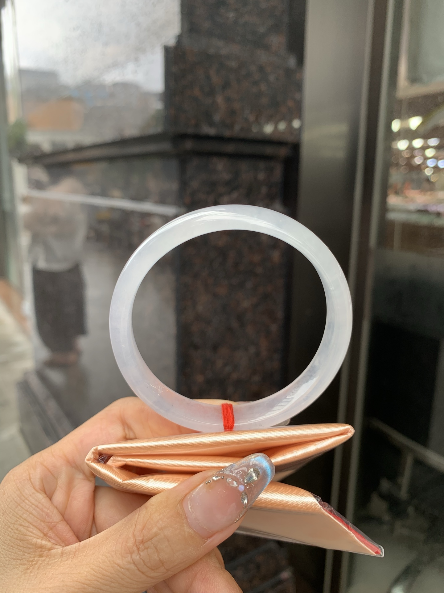 白冰正圈 0515-N730 打灯细纹，底妆冰透起光，一腕清透，简约清爽，不挑肤色年龄，给人一种清雅