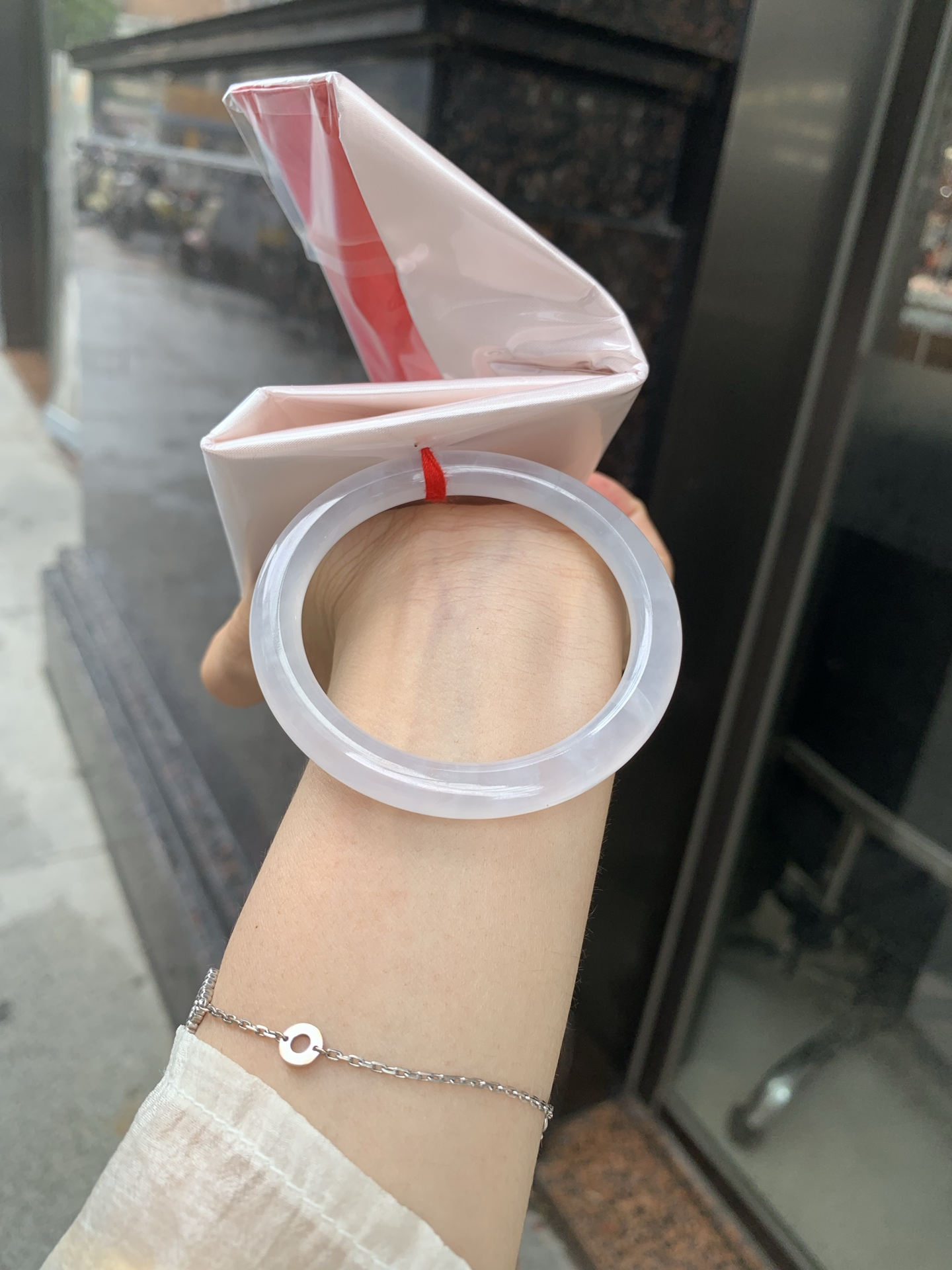 白冰美人条 0515-N734-2 打灯多处细纹，底妆冰润细腻，一腕清透，简约清爽，不挑肤色年龄，给人一种清雅脱俗，天真纯美的感觉，真不愧是翡翠中的初恋，美得就像一件艺术品~