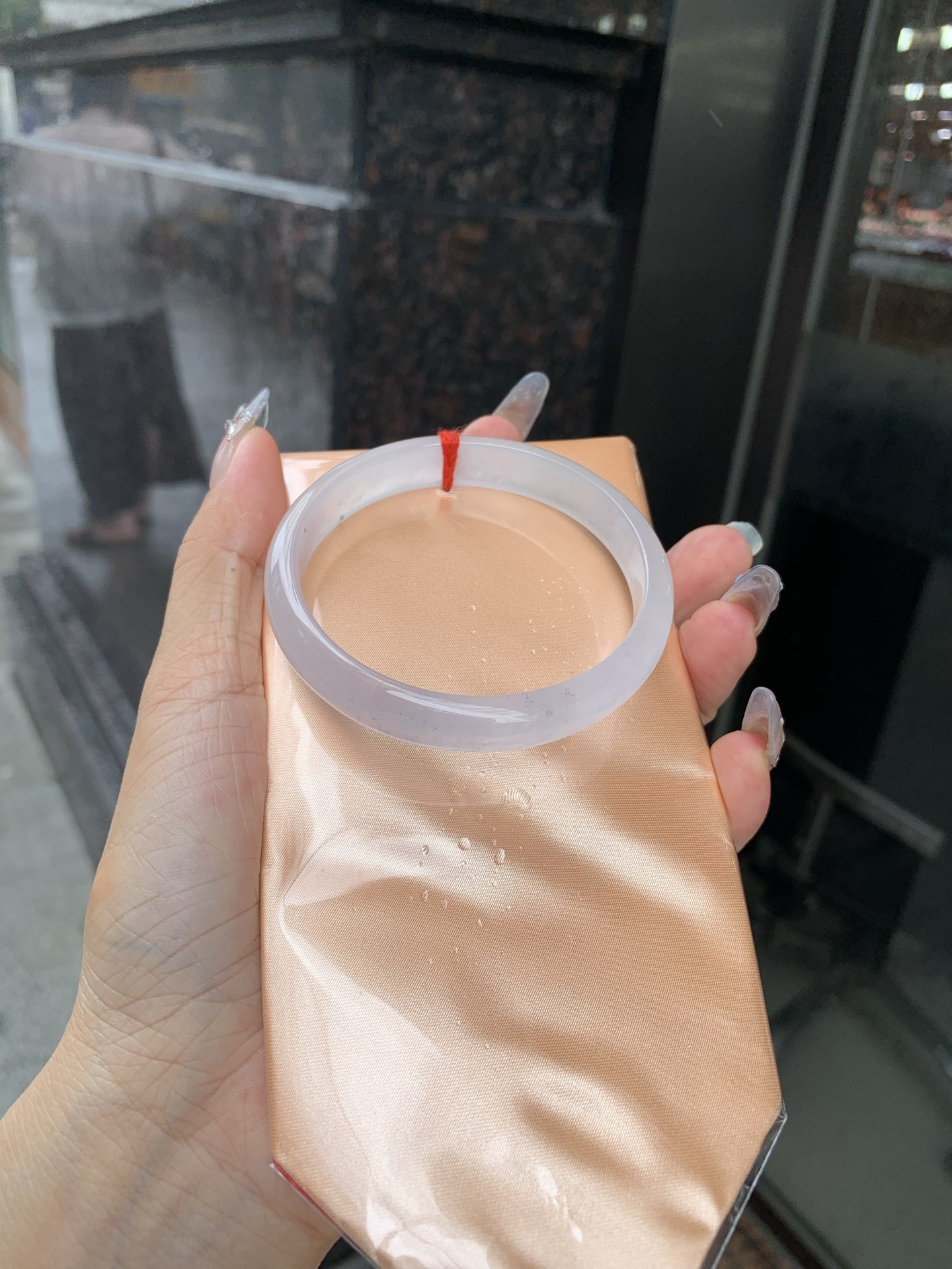 白冰正圈 0515-N730 打灯细纹，底妆冰透起光，一腕清透，简约清爽，不挑肤色年龄，给人一种清雅脱俗，天真纯美的感觉，真不愧是翡翠中的初恋