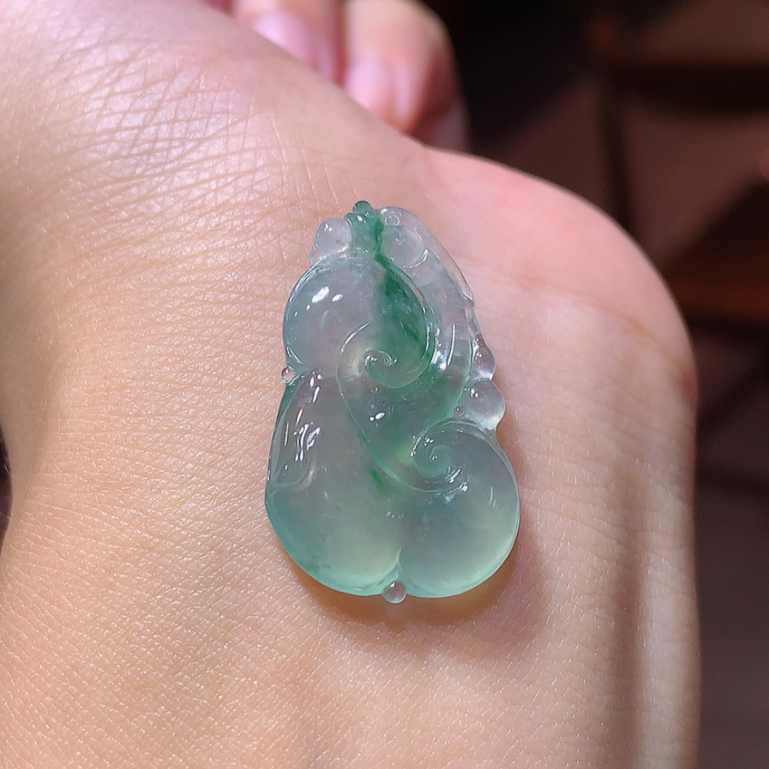  飘花如意挂件，品相饱满 水润十足 花色鲜甜 佩戴精致大方 货号38513，27.6-16.8-4.5