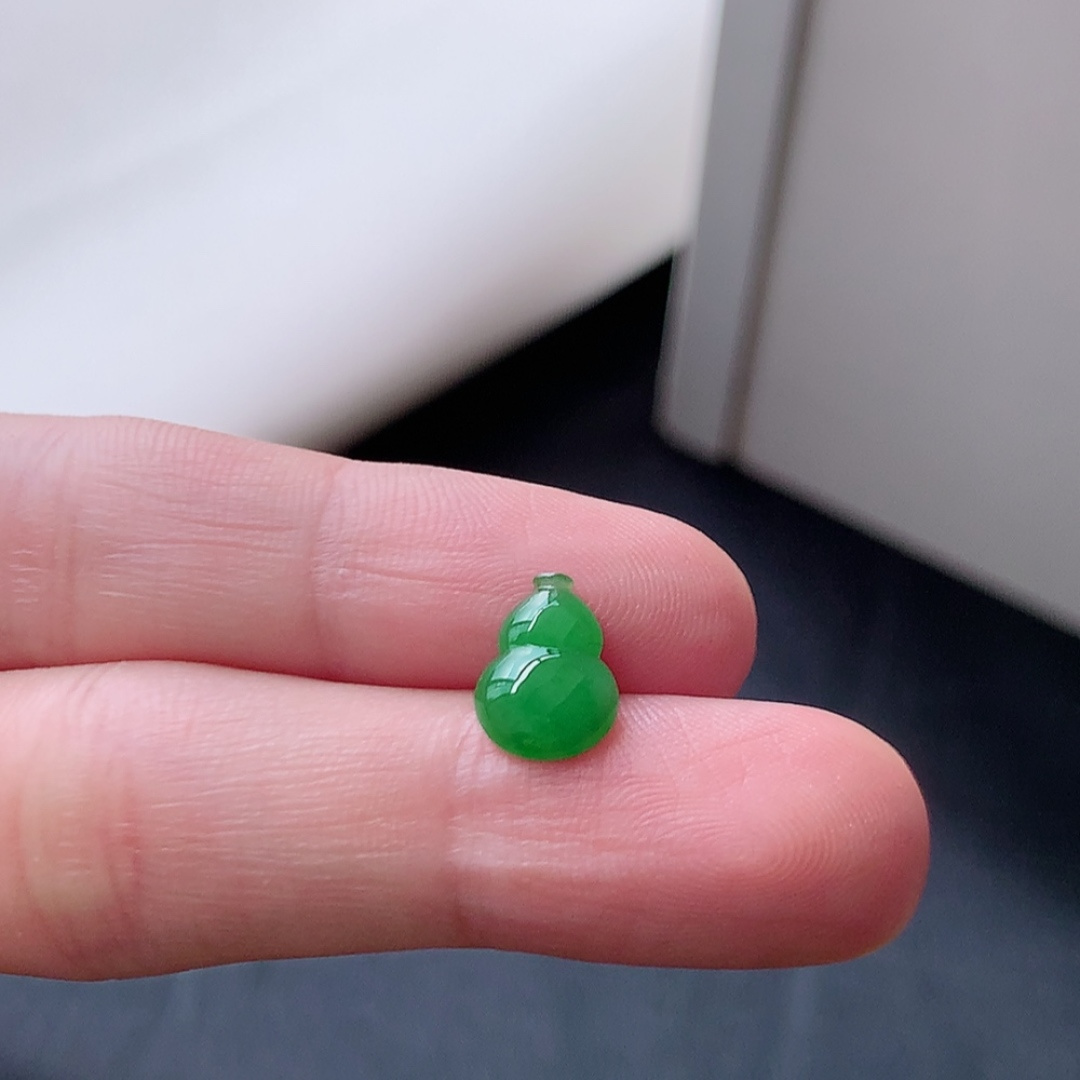 冰阳绿葫芦挂件 色阳色艳，种老无裂细腻，佩戴优雅时尚 货号27513，10-7.4-2.5