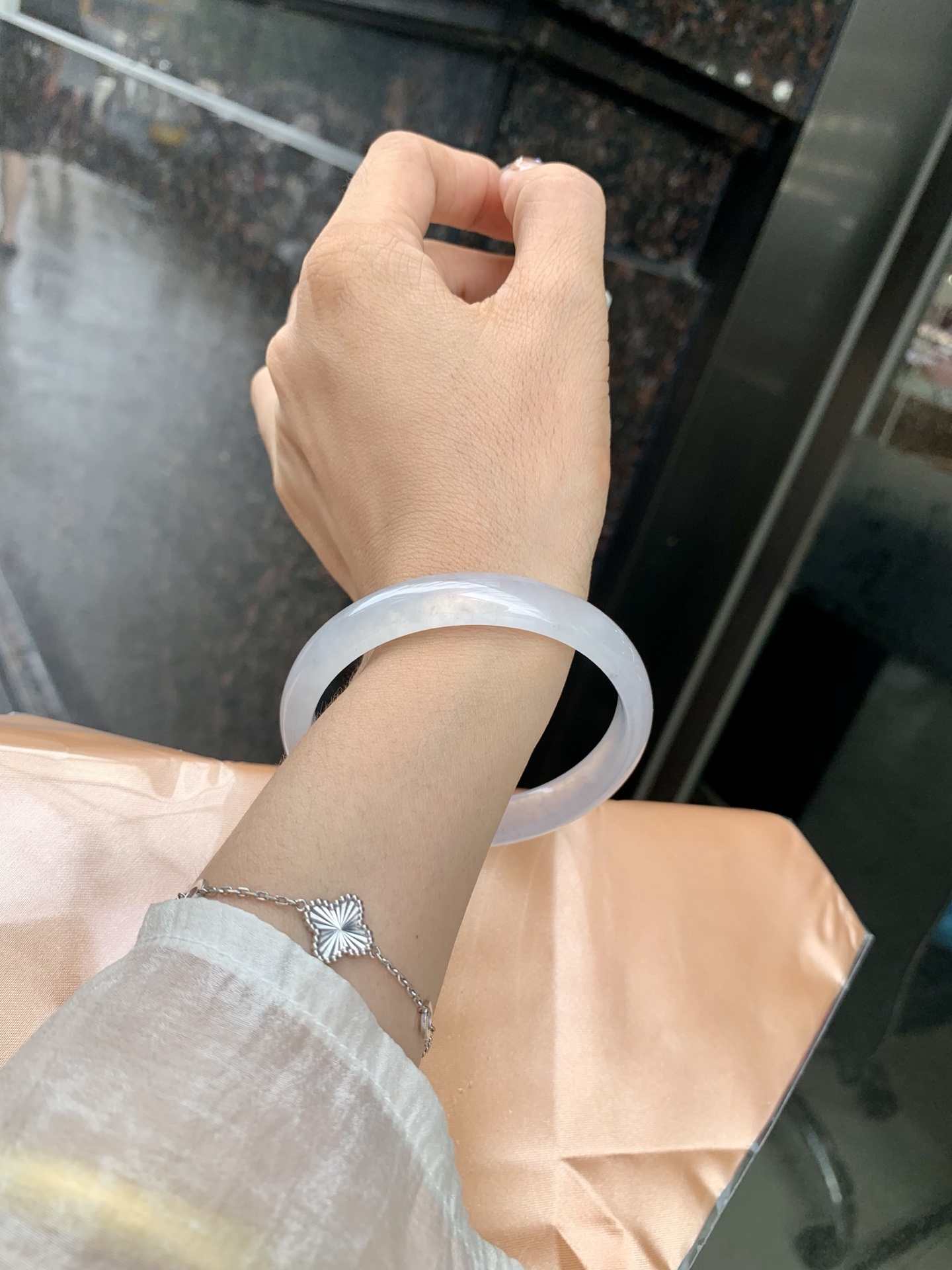 白冰正圈 0515-N730 打灯细纹，底妆冰透起光，一腕清透，简约清爽，不挑肤色年龄，给人一种清雅脱俗，天真纯美的感觉，真不愧是翡翠中的初恋