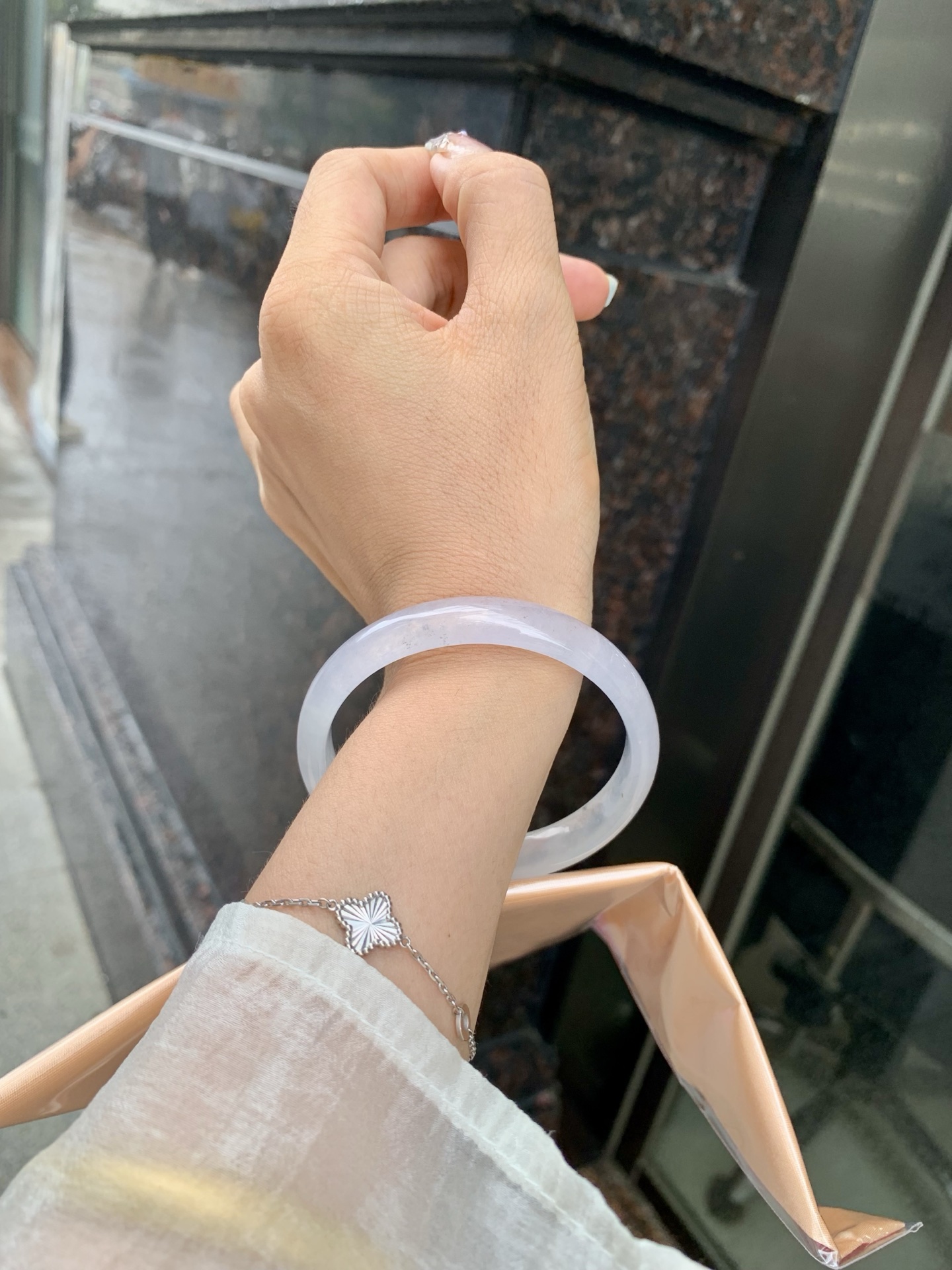 白冰正圈 0515-N730 打灯细纹，底妆冰透起光，一腕清透，简约清爽，不挑肤色年龄，给人一种清雅脱俗，天真纯美的感觉，真不愧是翡翠中的初恋