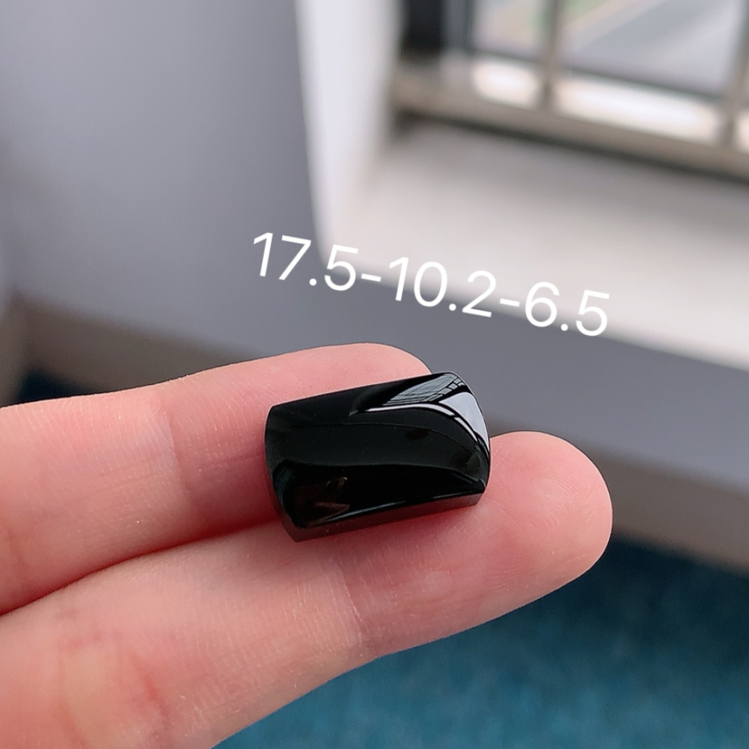 墨翠马鞍挂件 冰润细腻饱满   色泽鲜甜 佩戴优雅迷人 货号98515，17.5-10.2-6.5