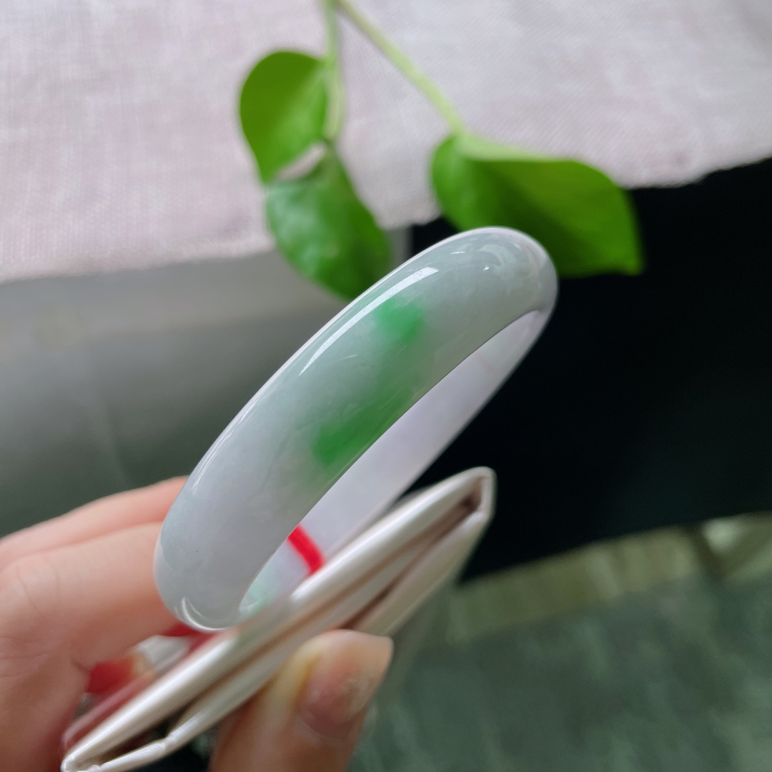 53.7/12.4/6.5，春彩正圈，飘阳绿点缀，翠色鲜活，灵气逼人，细润干净，有纹，ss53163a