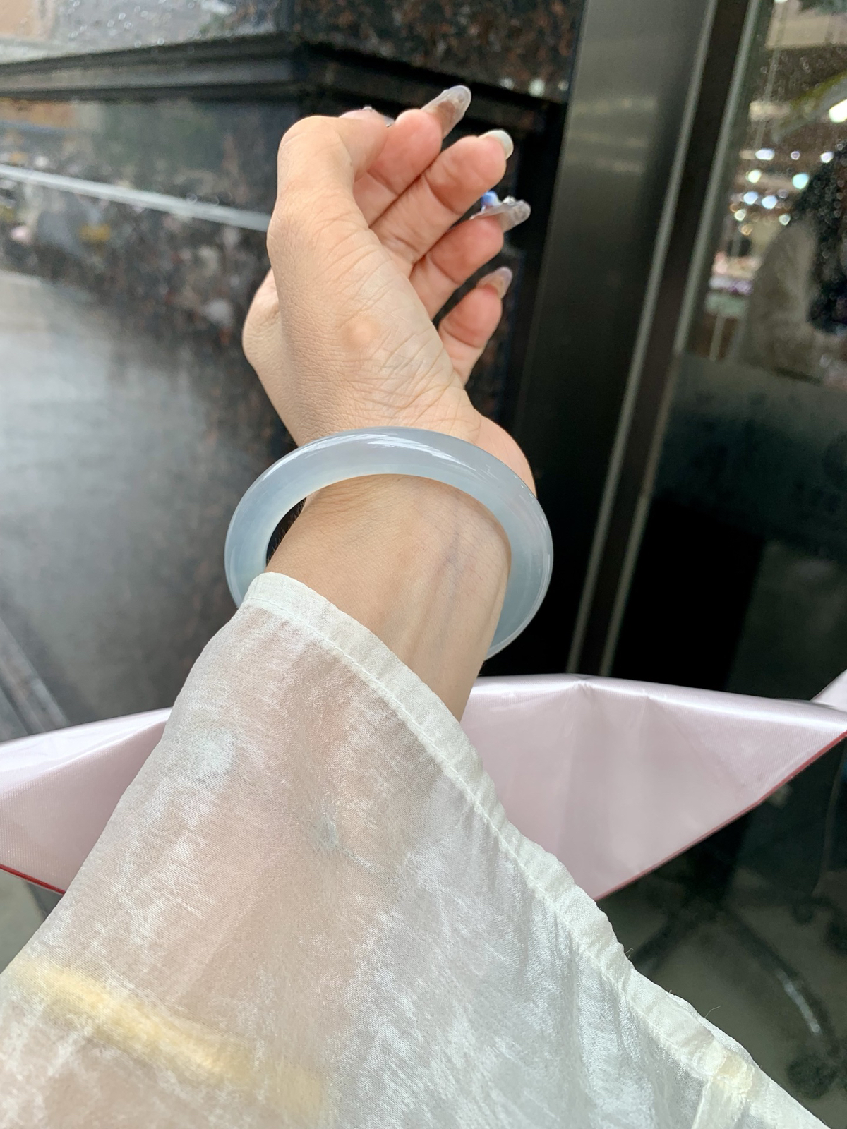 冰蓝圆条53.7-8.2-9底妆冰润细腻，千变万化的冰晴蓝底色，拥有海的颜色，却散发着星空的光芒，这是一只来自冰川蓝的清冷气质仙女镯。