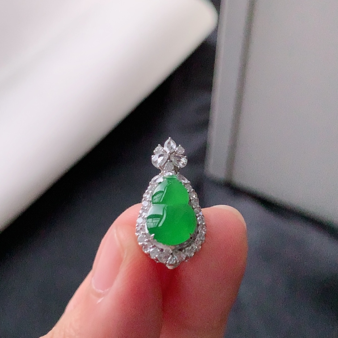 冰阳绿葫芦吊坠。水润通透 品相佳  佩戴优雅迷人 货号52515，21.9-11.2-8.9