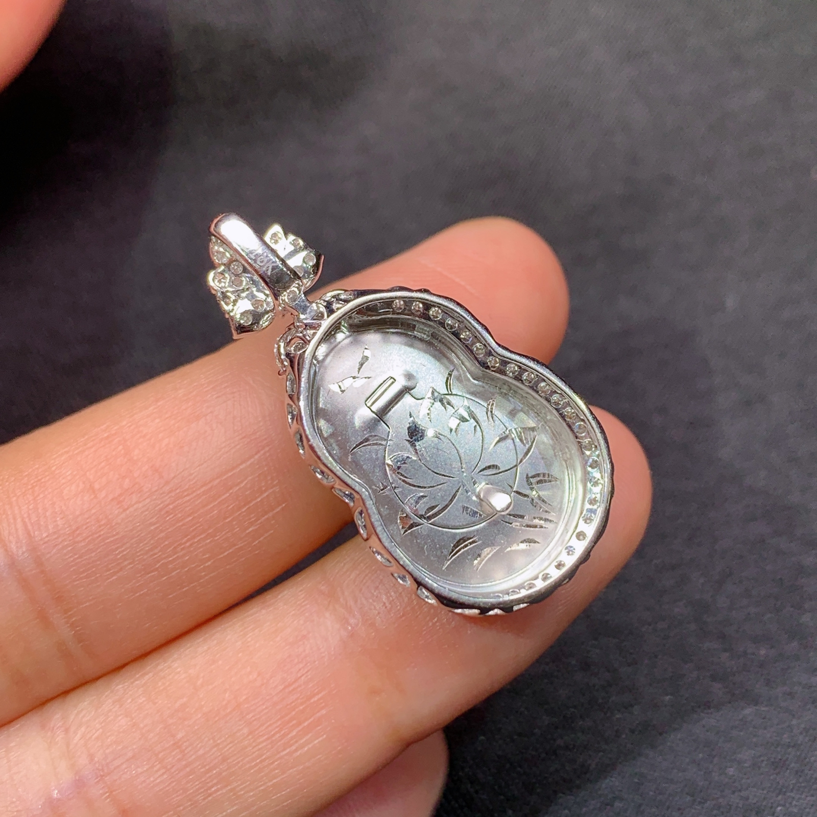 阳绿葫芦吊坠，18k金镶嵌，冰润色阳，玉质细腻，种水足，尺寸30.5*15.8*8.1