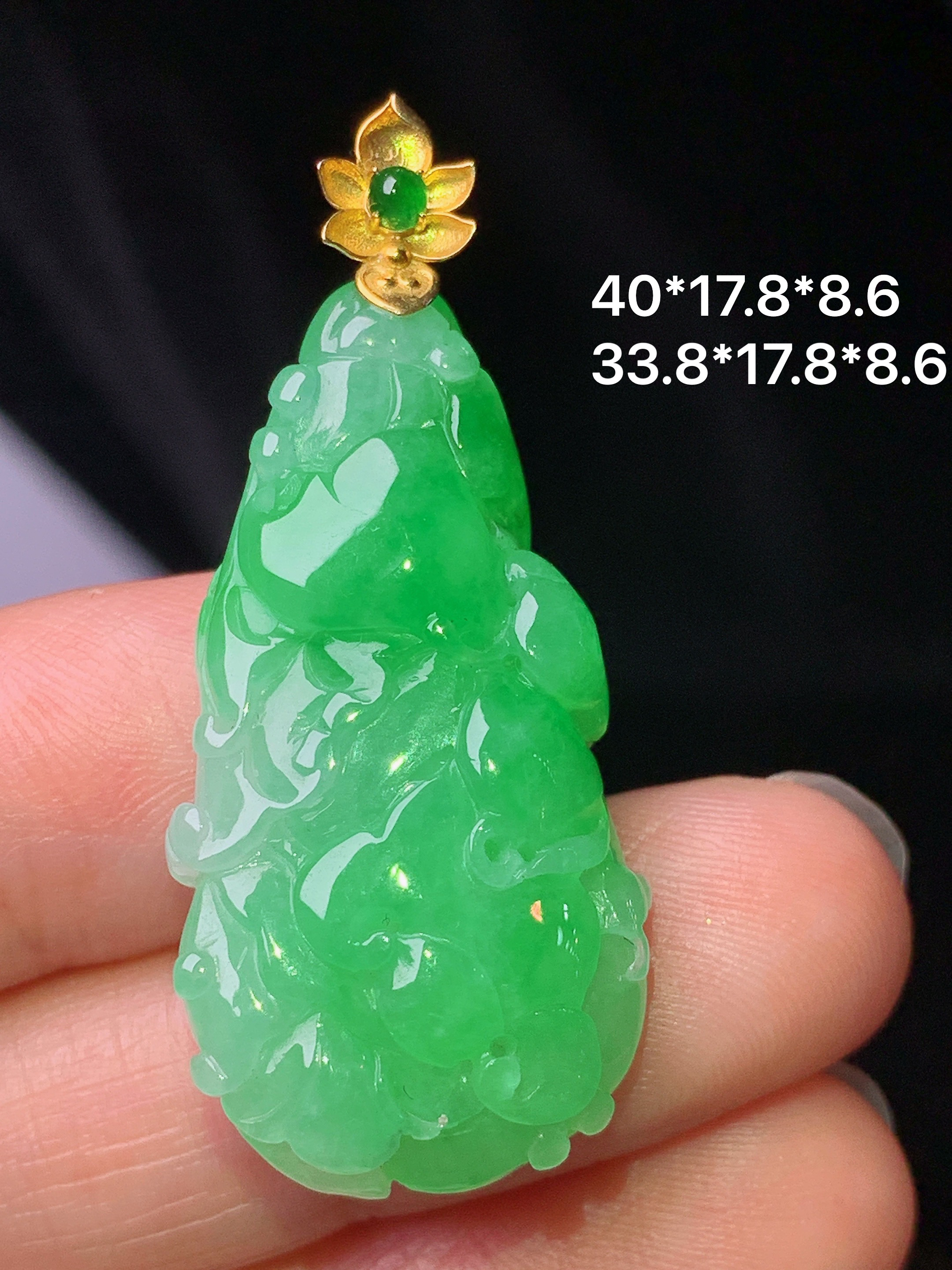 18k金镶嵌阳绿白菜吊坠 玉质细腻 色泽艳丽清新 水润亮眼 整体尺寸40*17.8*8.6 m1