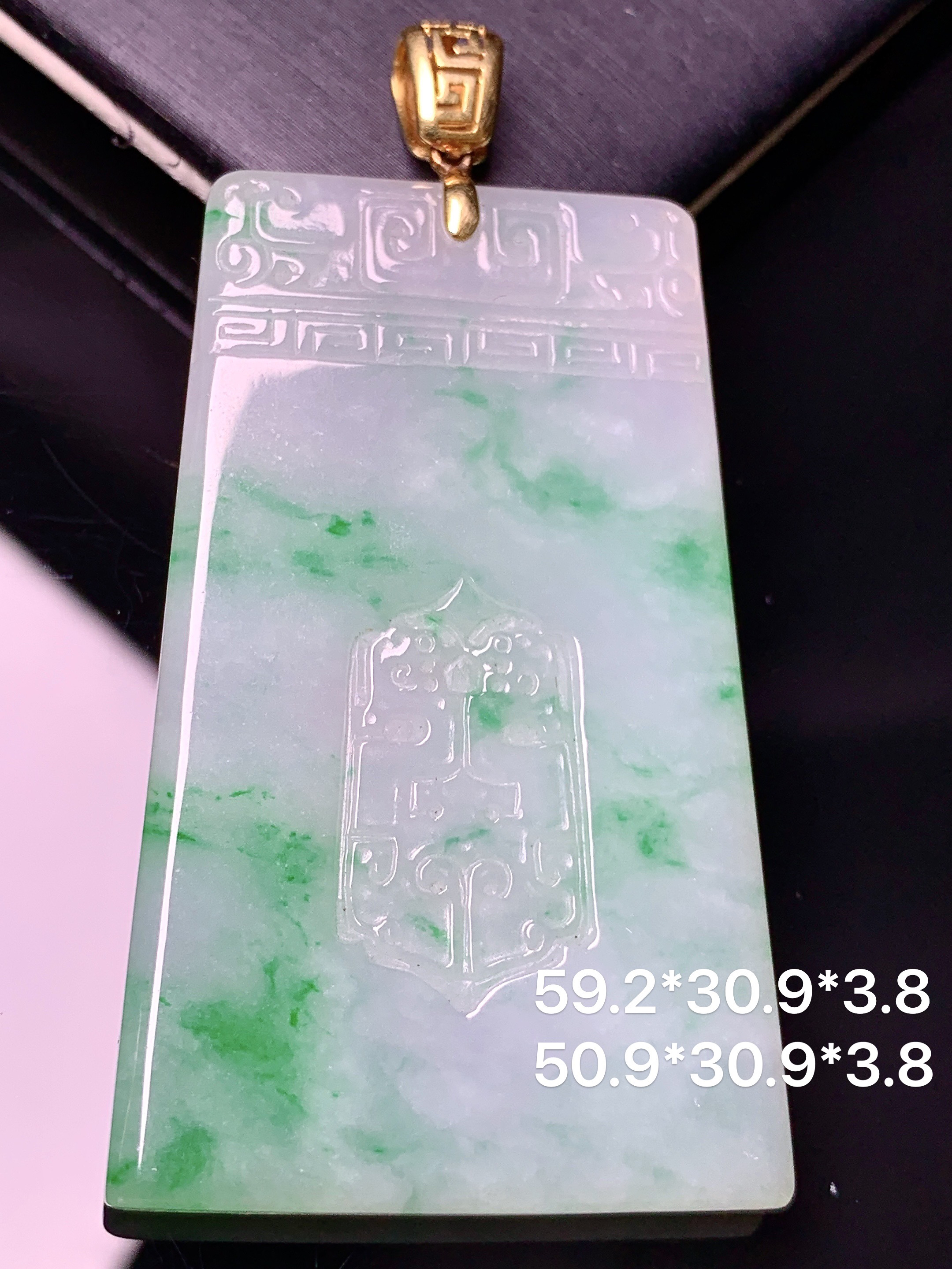 18k金镶嵌飘绿无事牌吊坠 玉质细腻 色泽艳丽清新 水润亮眼 整体尺寸59.2*30.9*3.8 f4