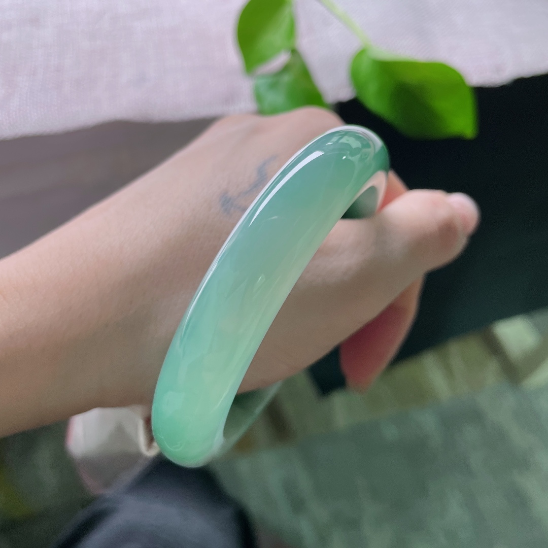 58/12.5/8.4，冰油青正圈，晶莹玉润，种老，腕间有青山湖泊，为欢几何，有棉线，ss53144a