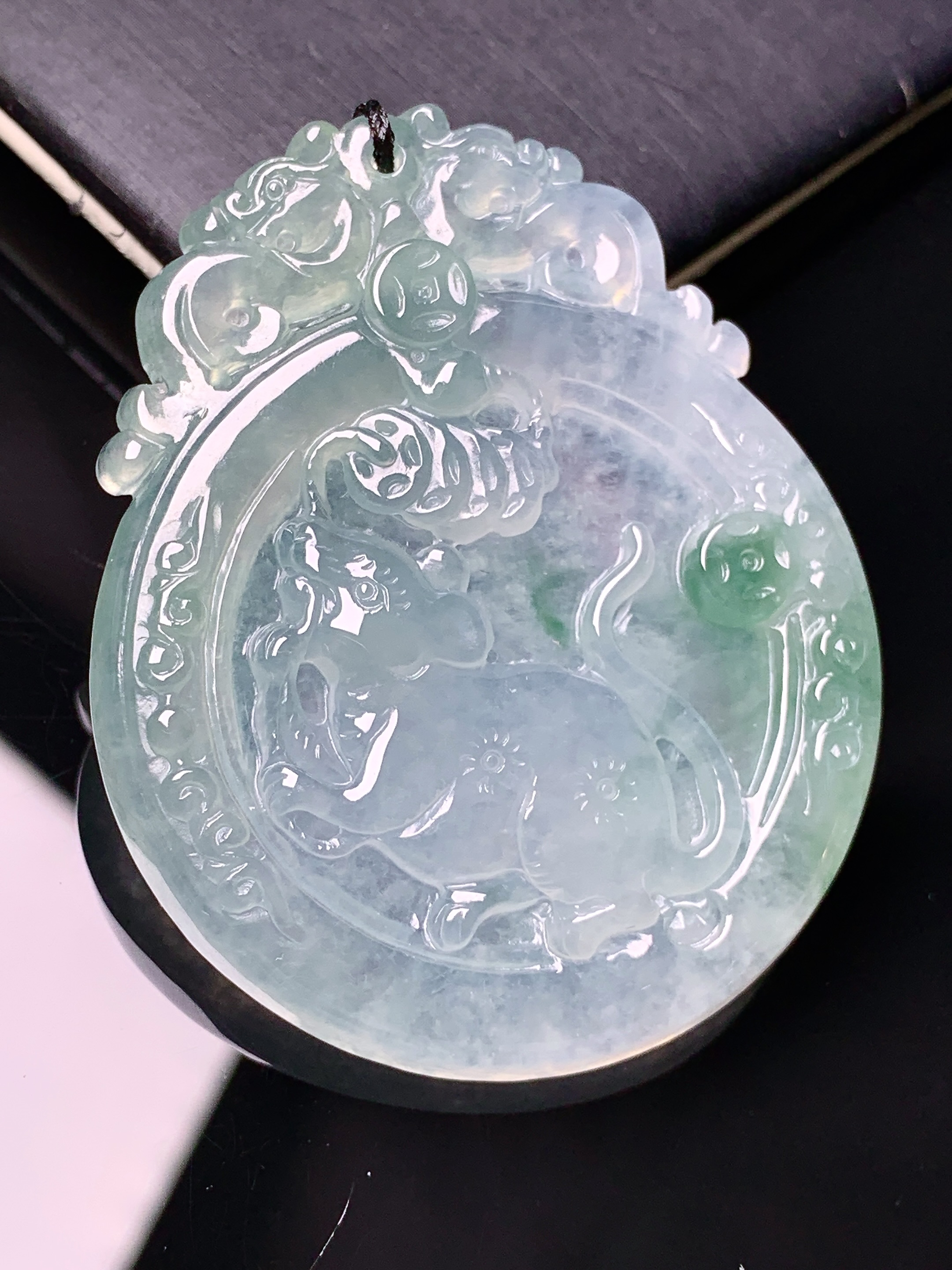飘绿生肖鼠吊坠 玉质细腻 色泽艳丽清新 水润亮眼 整体尺寸49.5*40*5.5 b2