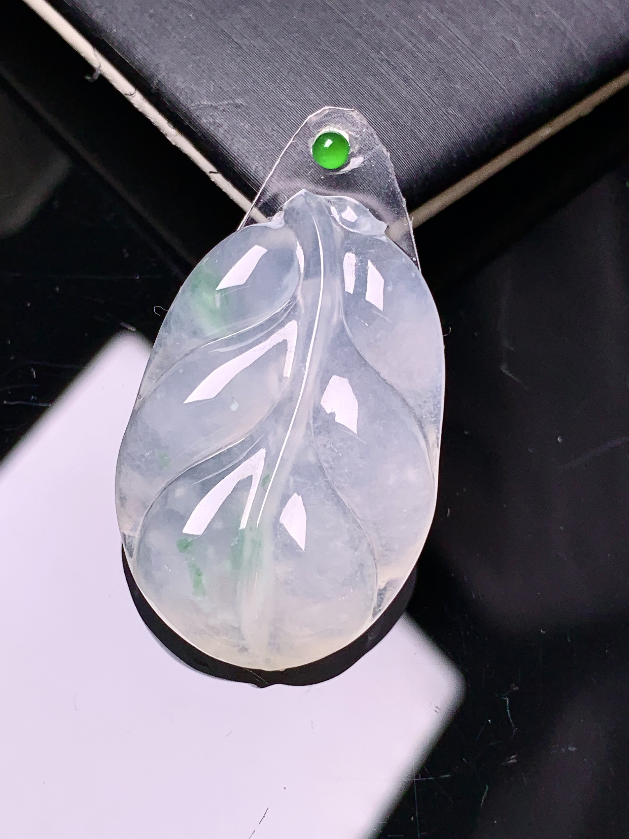 镶嵌款 冰种树叶吊坠 玉质细腻 色泽艳丽清新 水润亮眼 整体尺寸32*21.2*4.3 2x