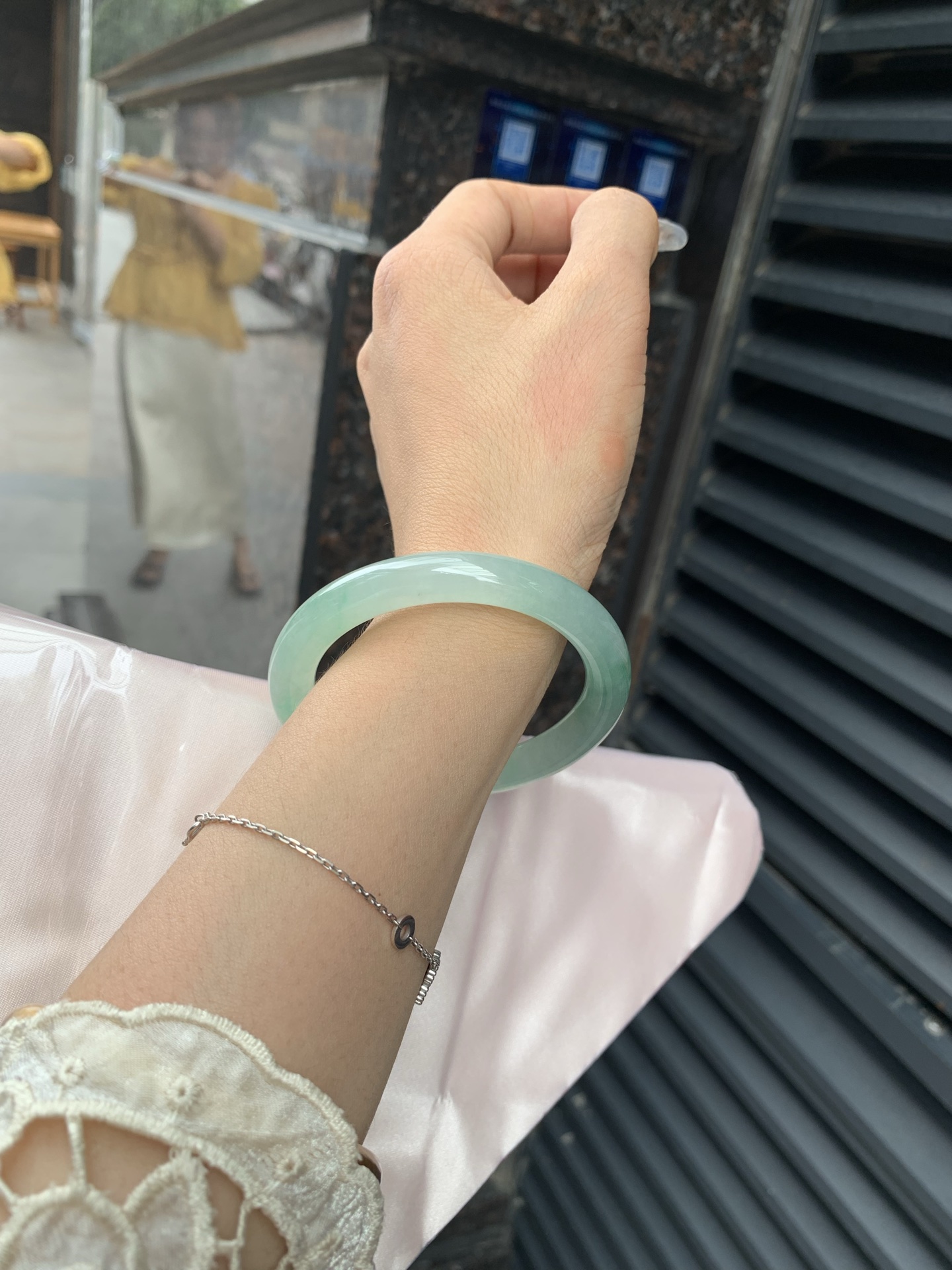 冰晴绿美人条 52.8-8.4-8.6 0516-N740 打灯多处细纹，底妆冰润，满圈淡雅晴绿，像初春嫩芽落入清泉，均匀柔和，抬眼就是一片宁静感