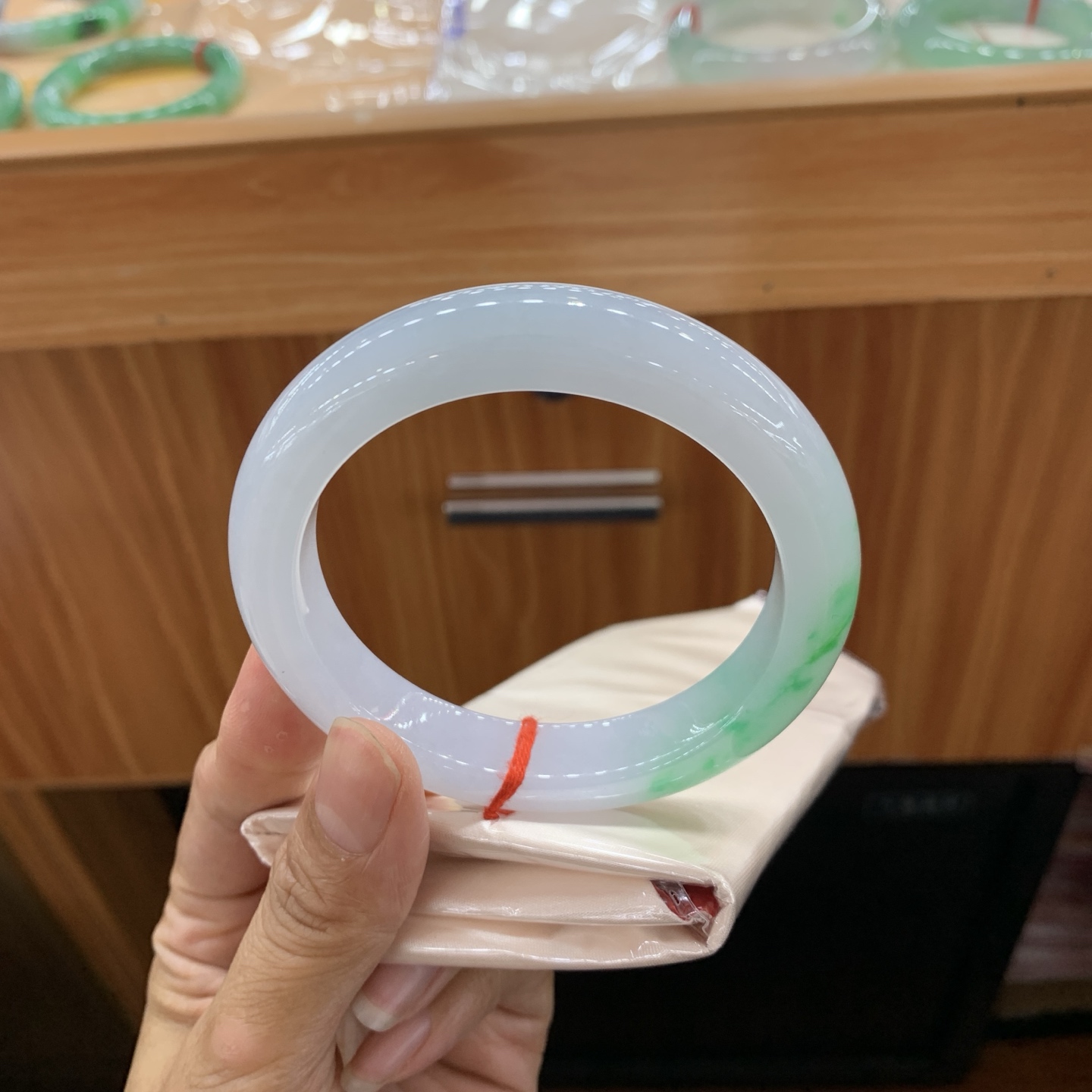 051516GX 飘绿正圈大圈口翡翠手镯 59.6-12.7-10