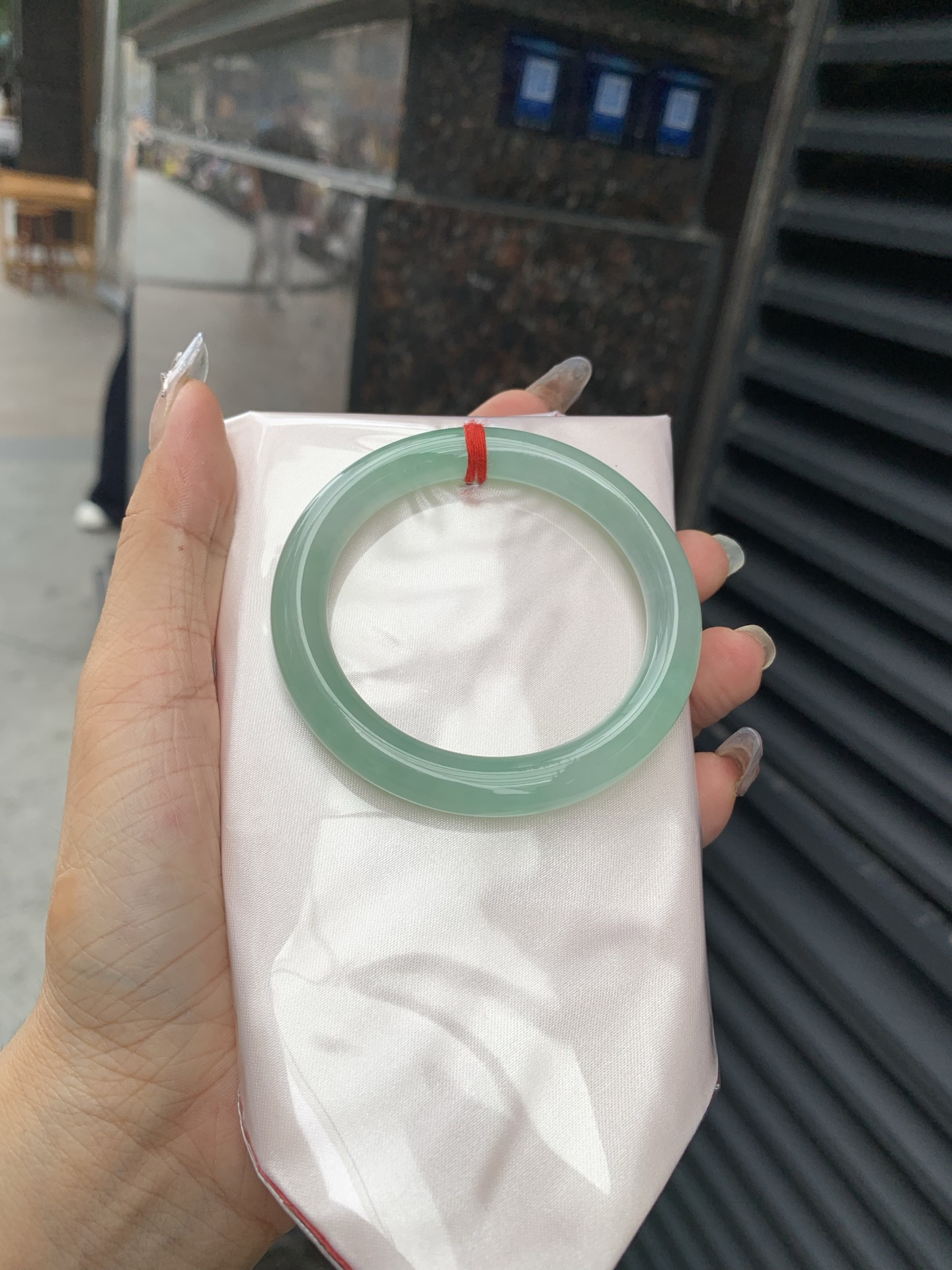 冰晴绿美人条 52.8-8.4-8.6 0516-N740 打灯多处细纹，底妆冰润，满圈淡雅晴绿，像初春嫩芽落入清泉，均匀柔和，抬眼就是一片宁静感