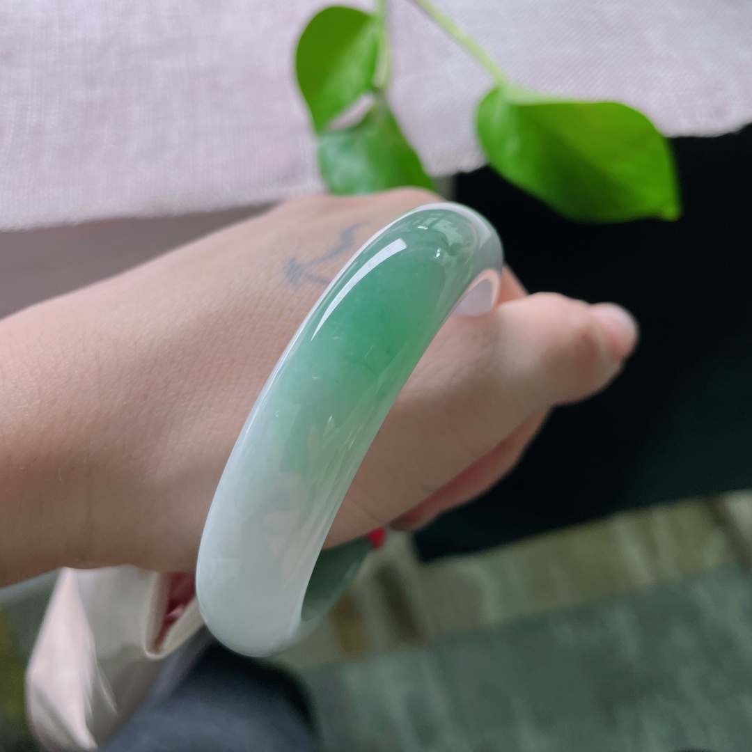 54.6/13.3/8，飘色正圈，水头好，肉质细腻，佩戴端庄大气，有纹，ss53156a